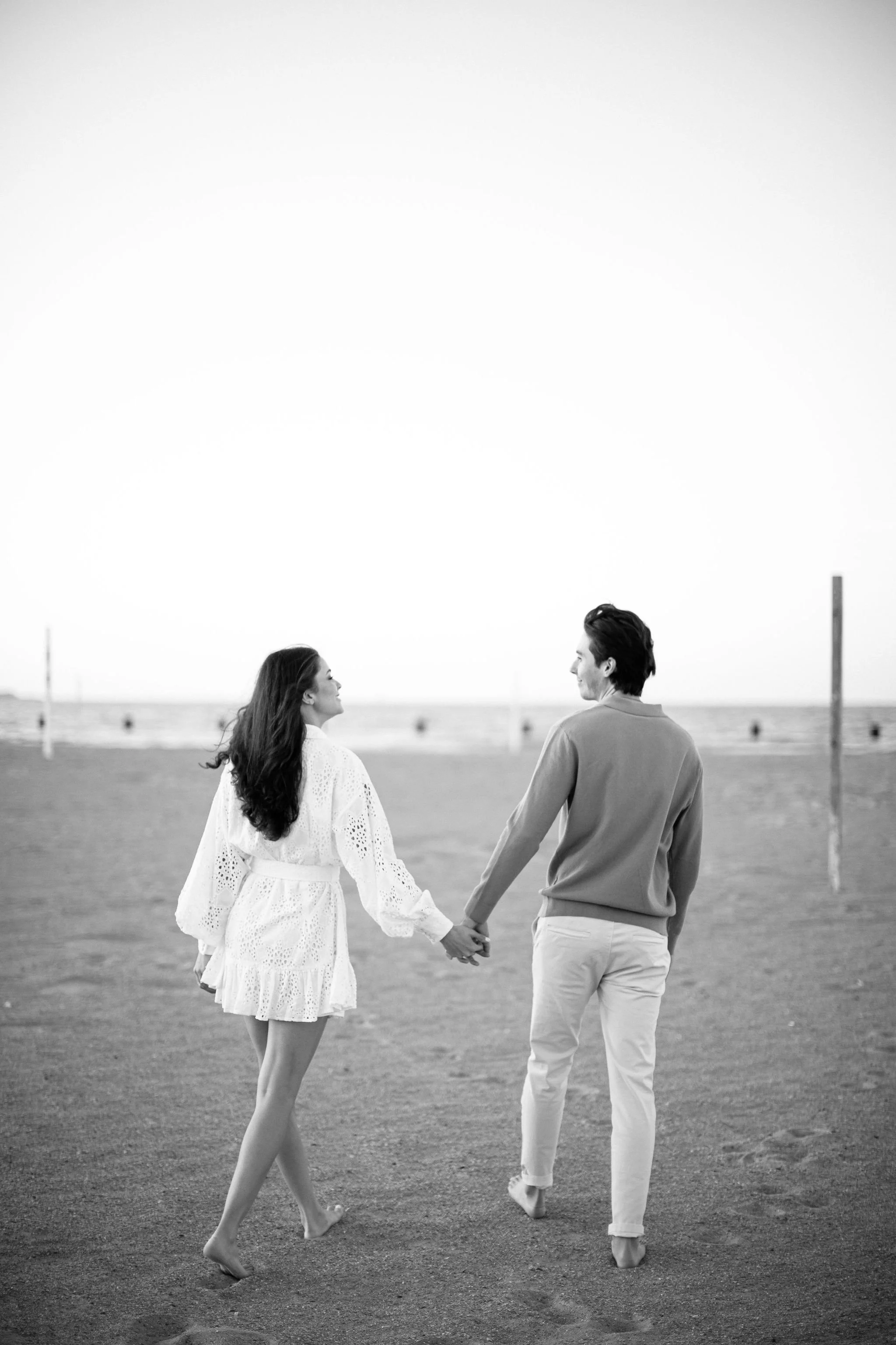 beach engagement session inspo photos for chicago