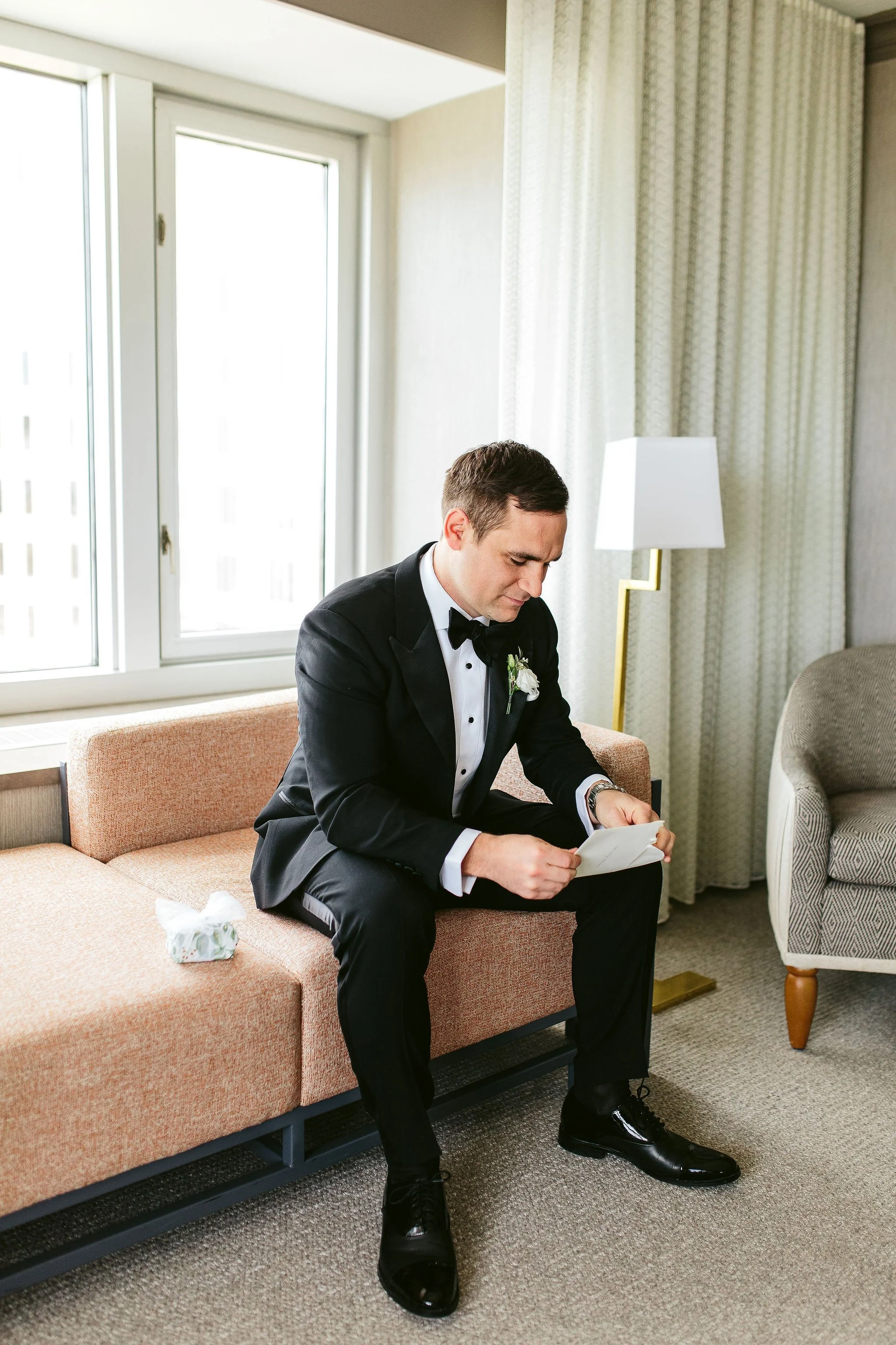 groom prep at chicago wedding