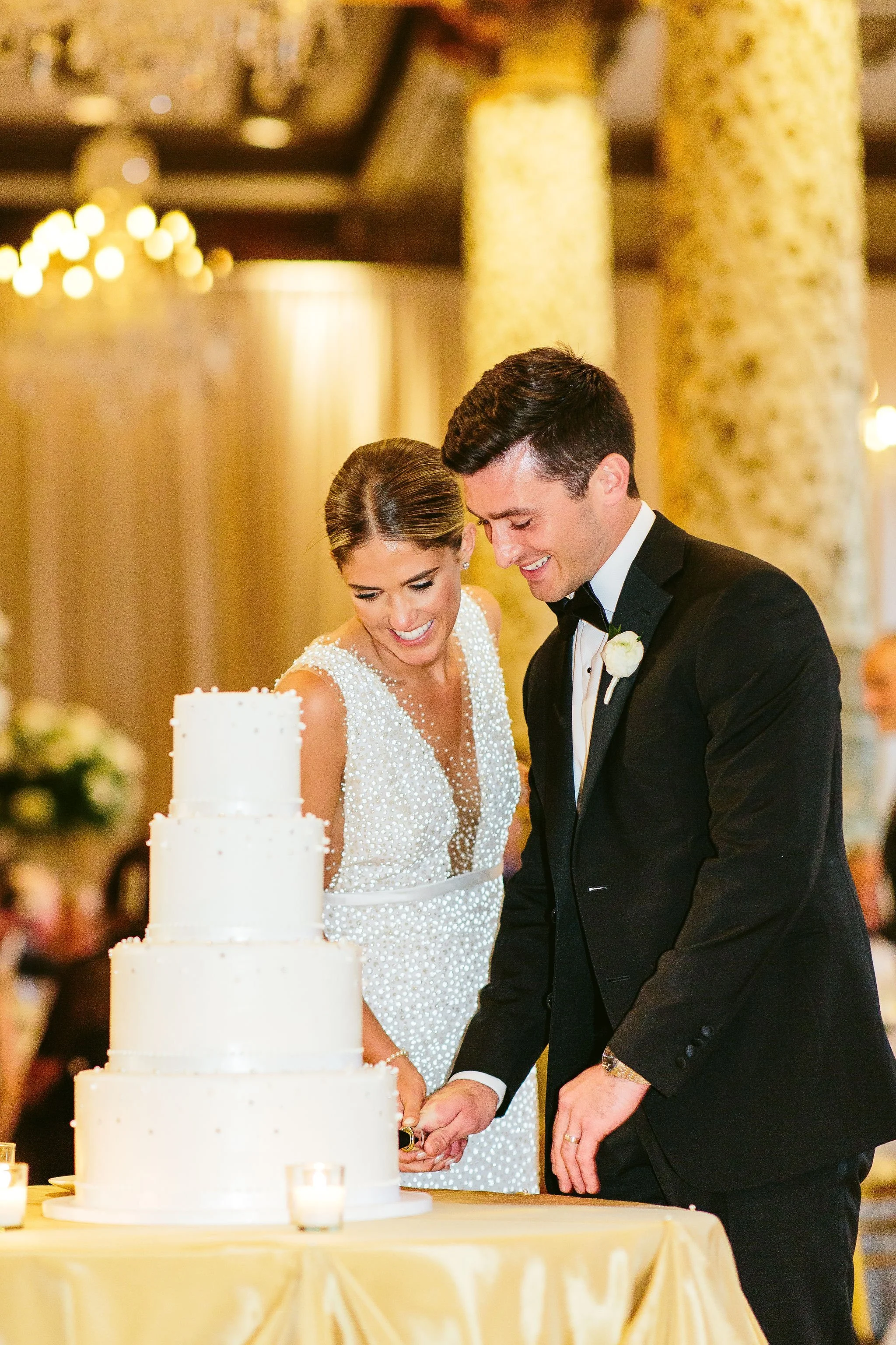 cutting the cake at chicago wedding