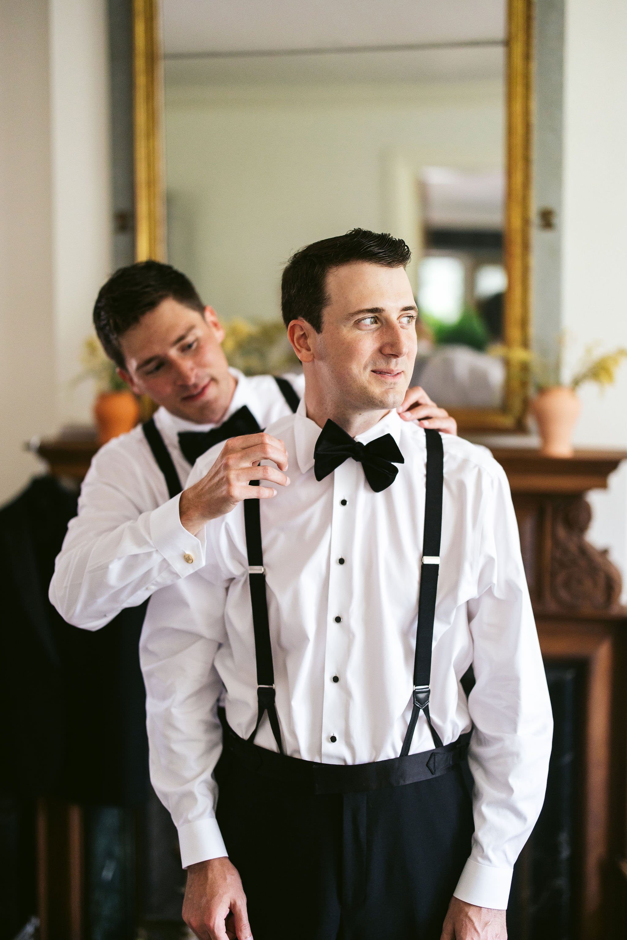 groom getting help with his bowtie