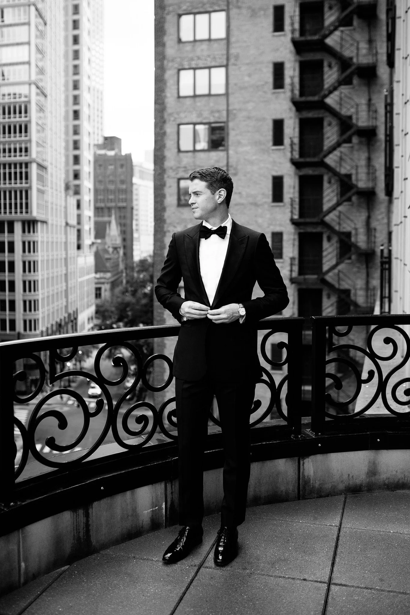 groom with chicago background
