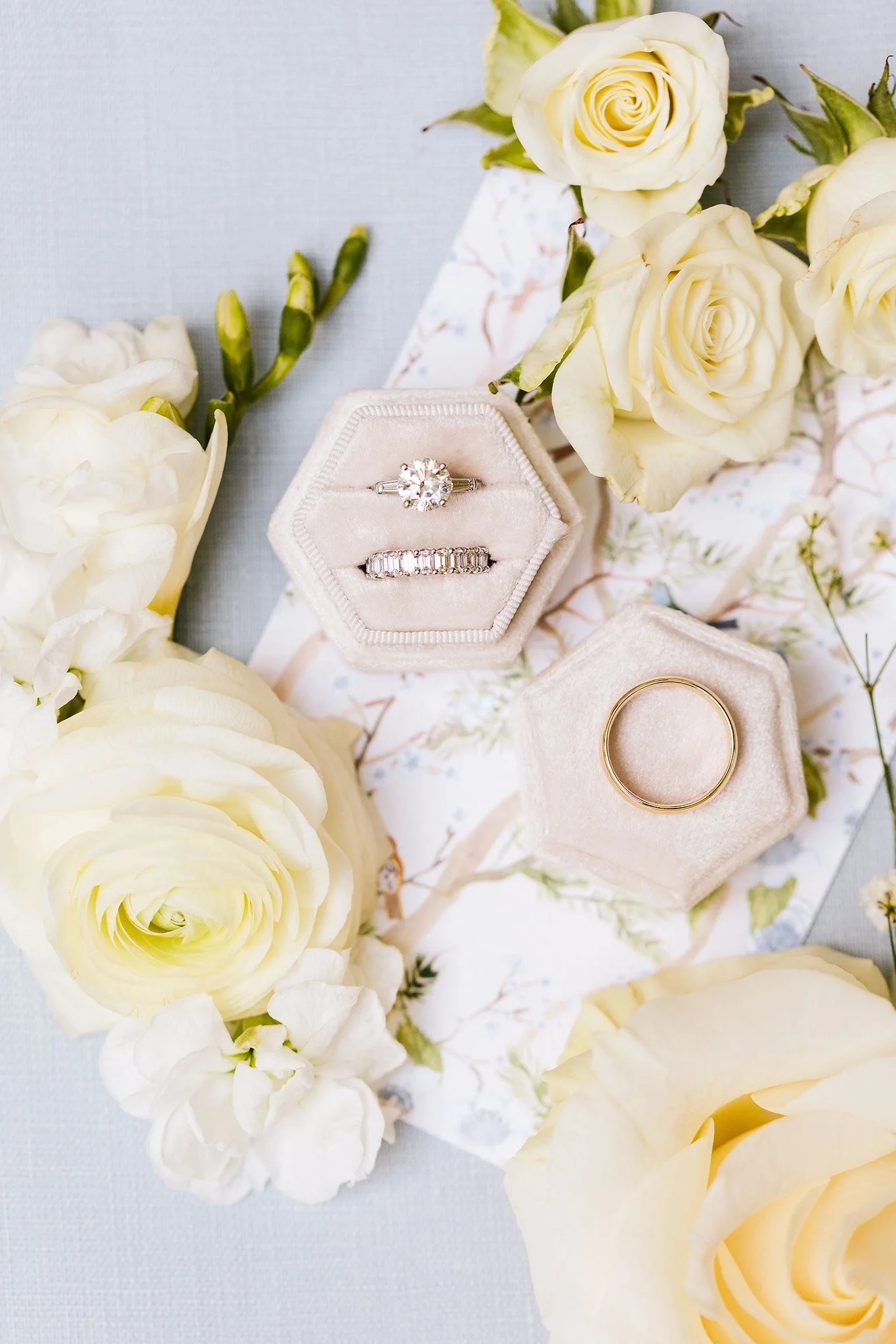 wedding rings with white roses