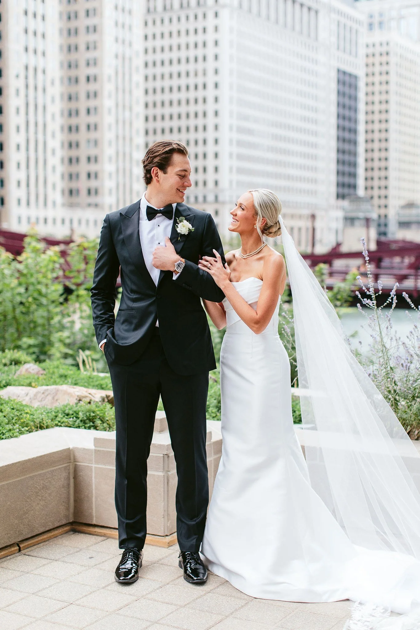 bride and groom in front of chicago buildings