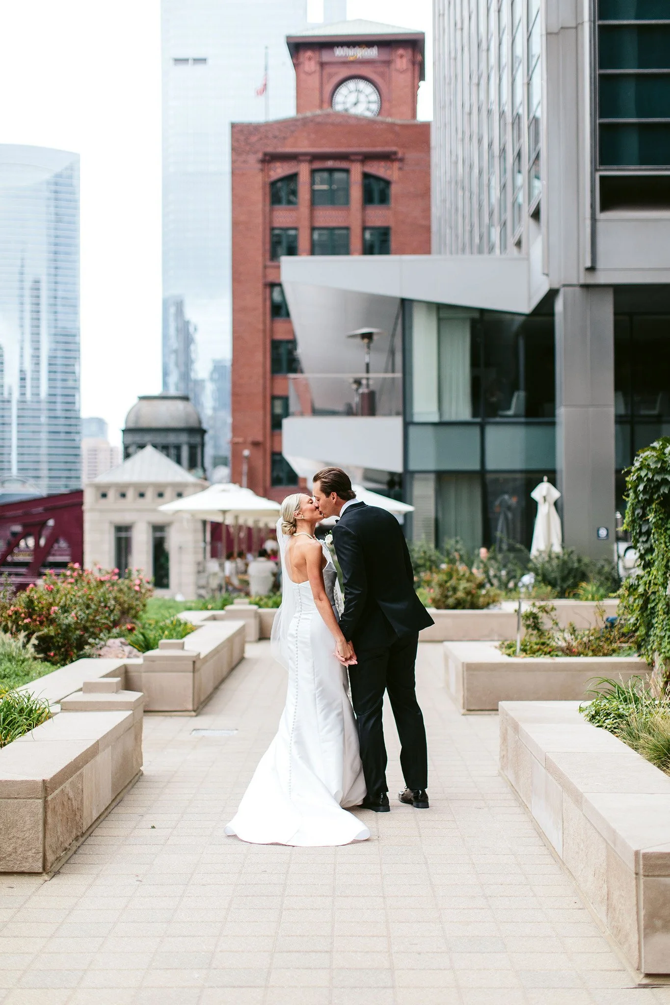 bride and groom wedding photography on chicago riverwalk