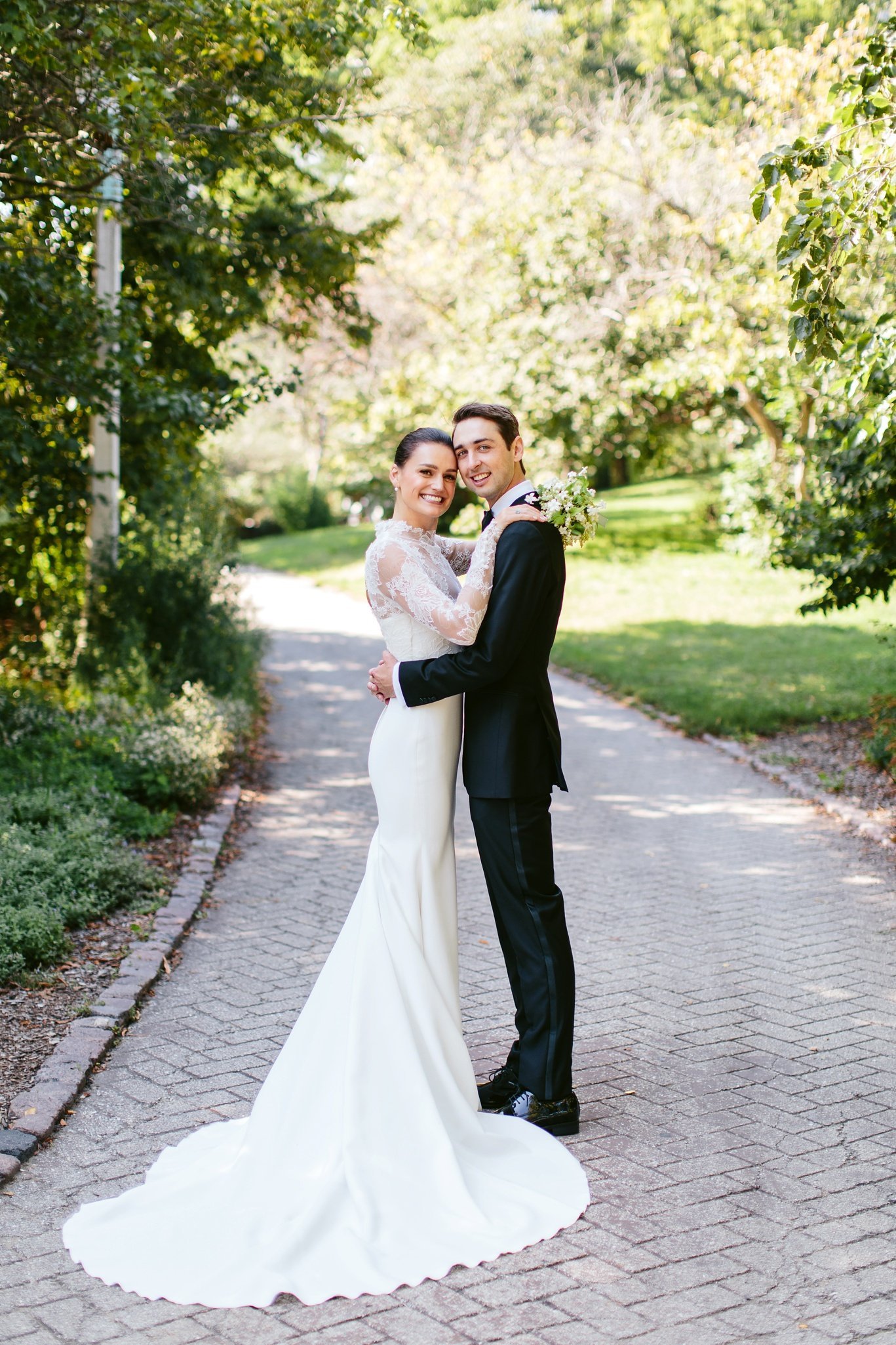 bride and groom in chicago park
