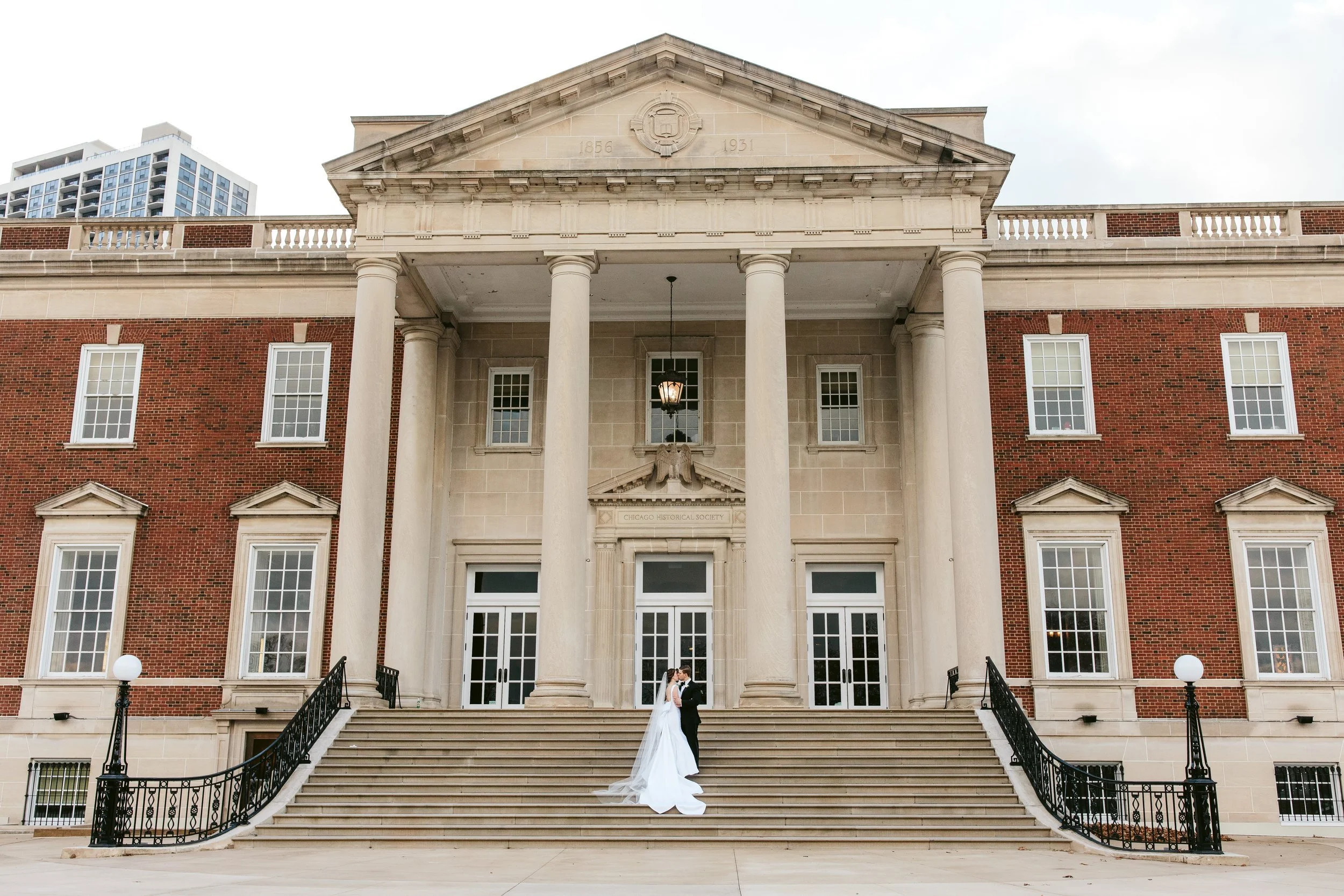 Katie &amp; Alex, Chic Winter Wedding at the Chicago History Museum