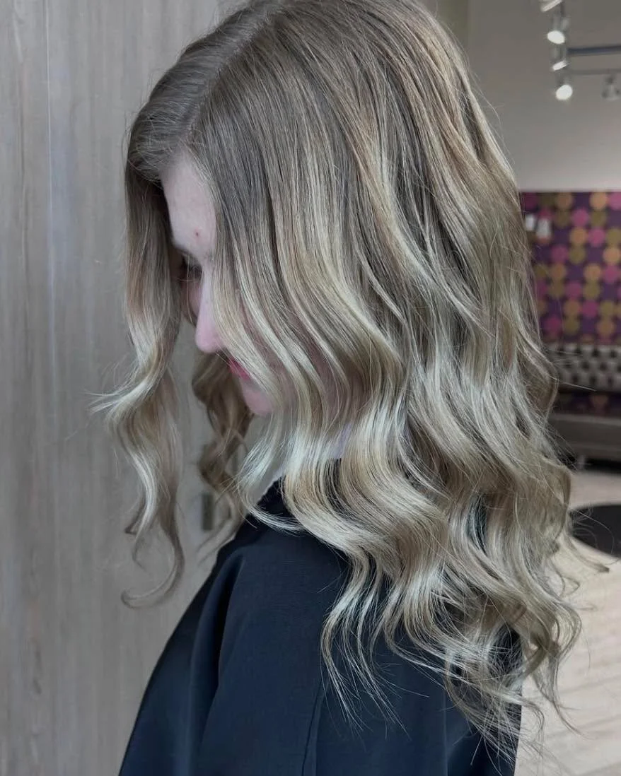 Avery @averyknowshair  at East Village created this dreamy lived-in blonde. 

Nothing says summer like this luxurious blend 😍

Calgary Salon | Hair Salon Calgary | Lived-in Blondes