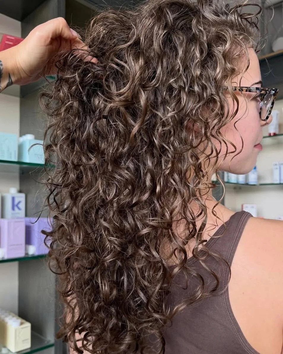 These curls though 😍 

Irma (@glowwithcolorbyirma) utilized some strategic layering to enhance movement, restore definition while maintaining length and this hair was left healthy and redefined. 

Curly Hair | Hair Transformation | Calgary Hair Salo
