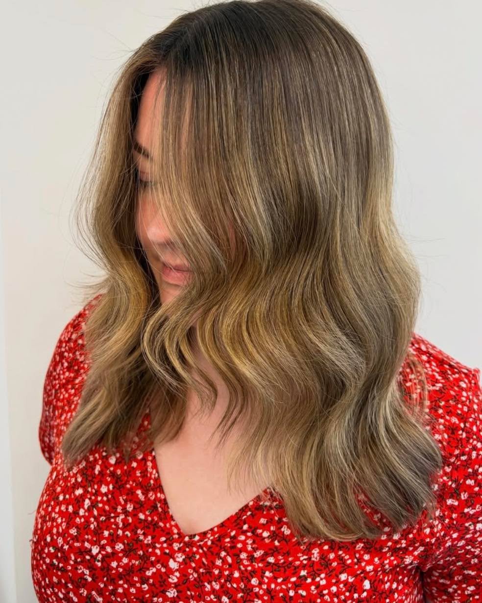 Dimensional blends from Naomi (@hairbynaomi.yyc) are getting us ready for the summer. 

Book with Naomi at East Village today. 

Calgary Salon | YYC Hair | Hair colour | Hair Styling
