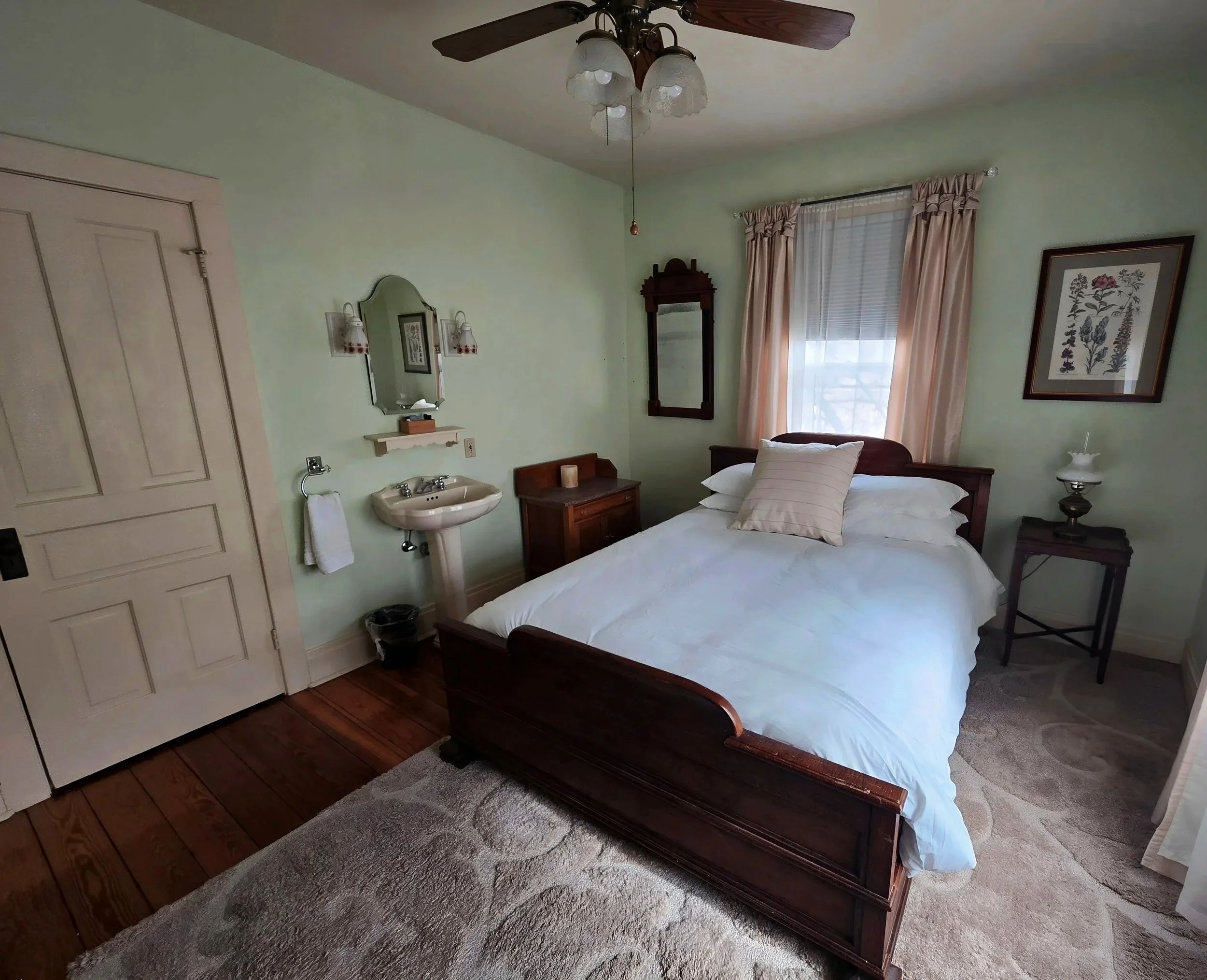 Quaint guest room at Avery House