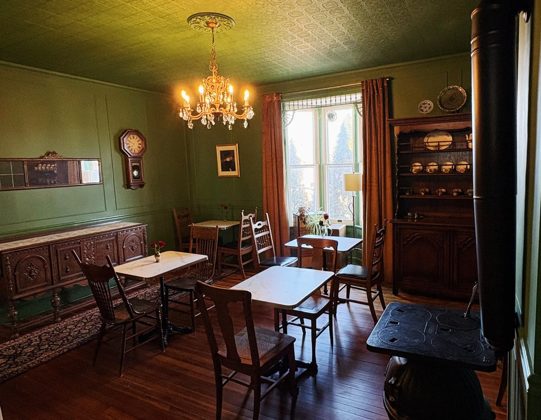 Cafe-style dining room at Avery House