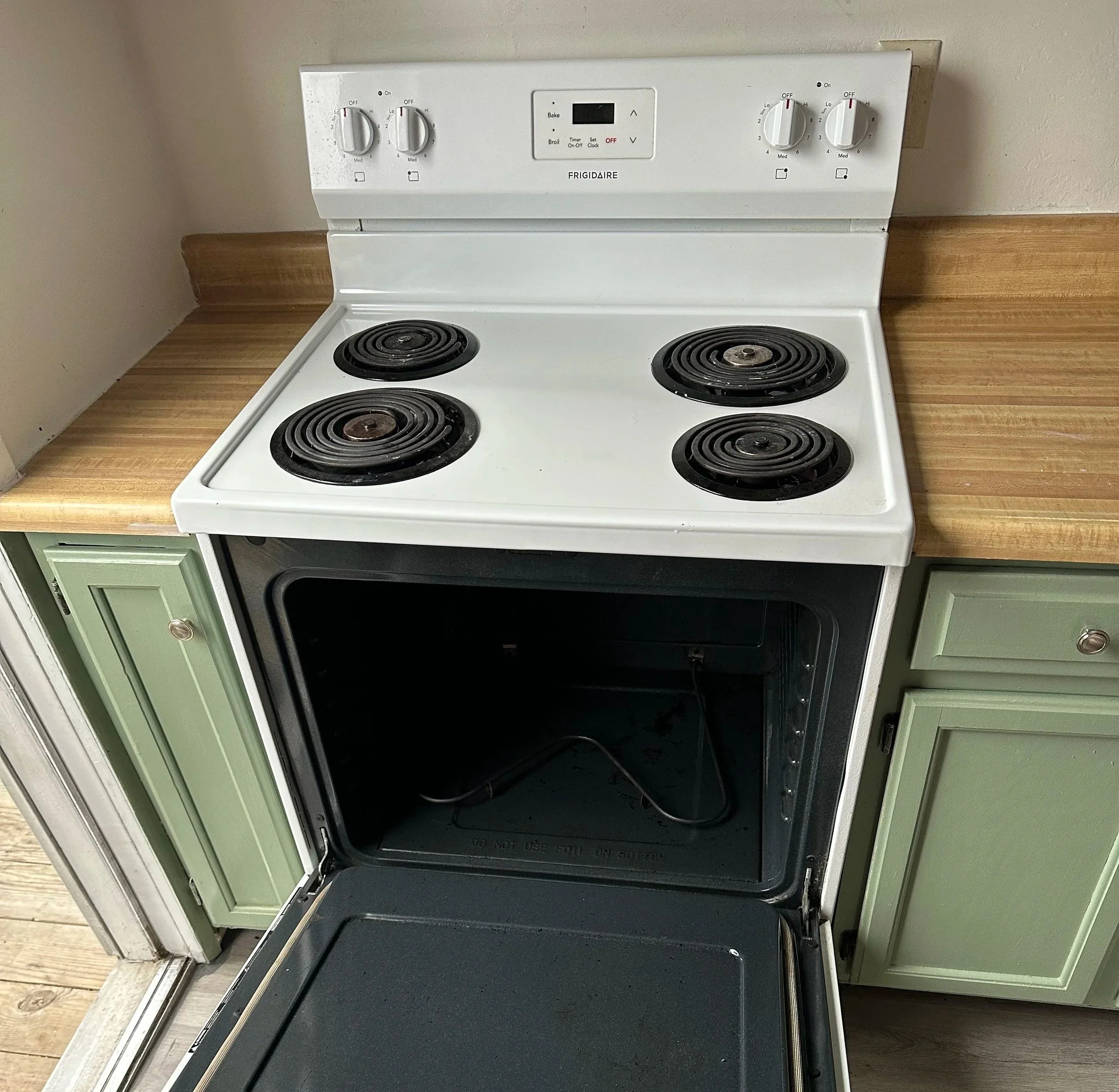 apartment kitchen stove cleaning during rental turnover
