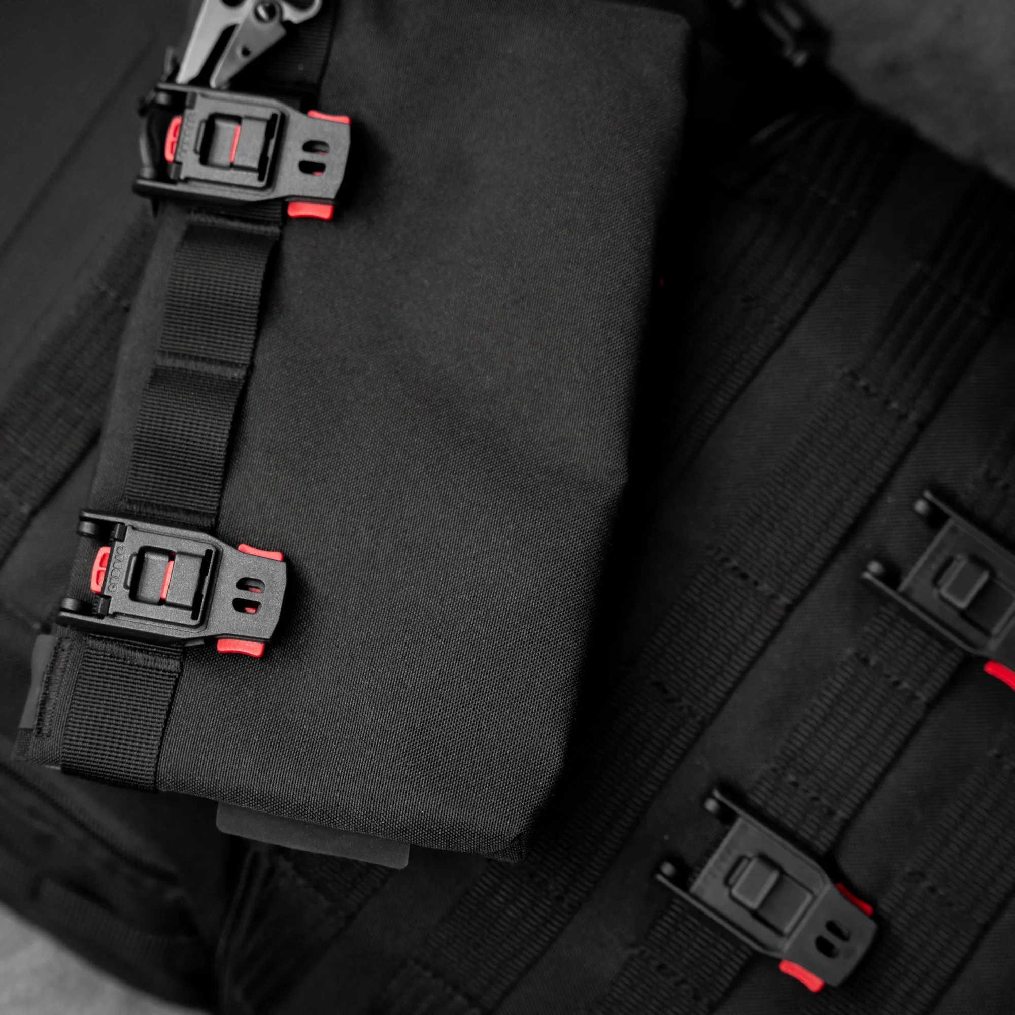 crdbag_shopify_mag-lock-molle_black_03.webp