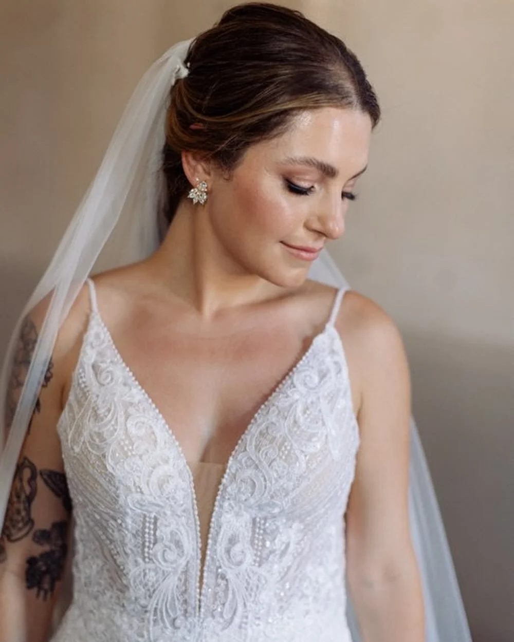 Tonya looks like a movie star in the Bracken Lynette gown by @maggiesotterodesigns from @urbansetbride ✨