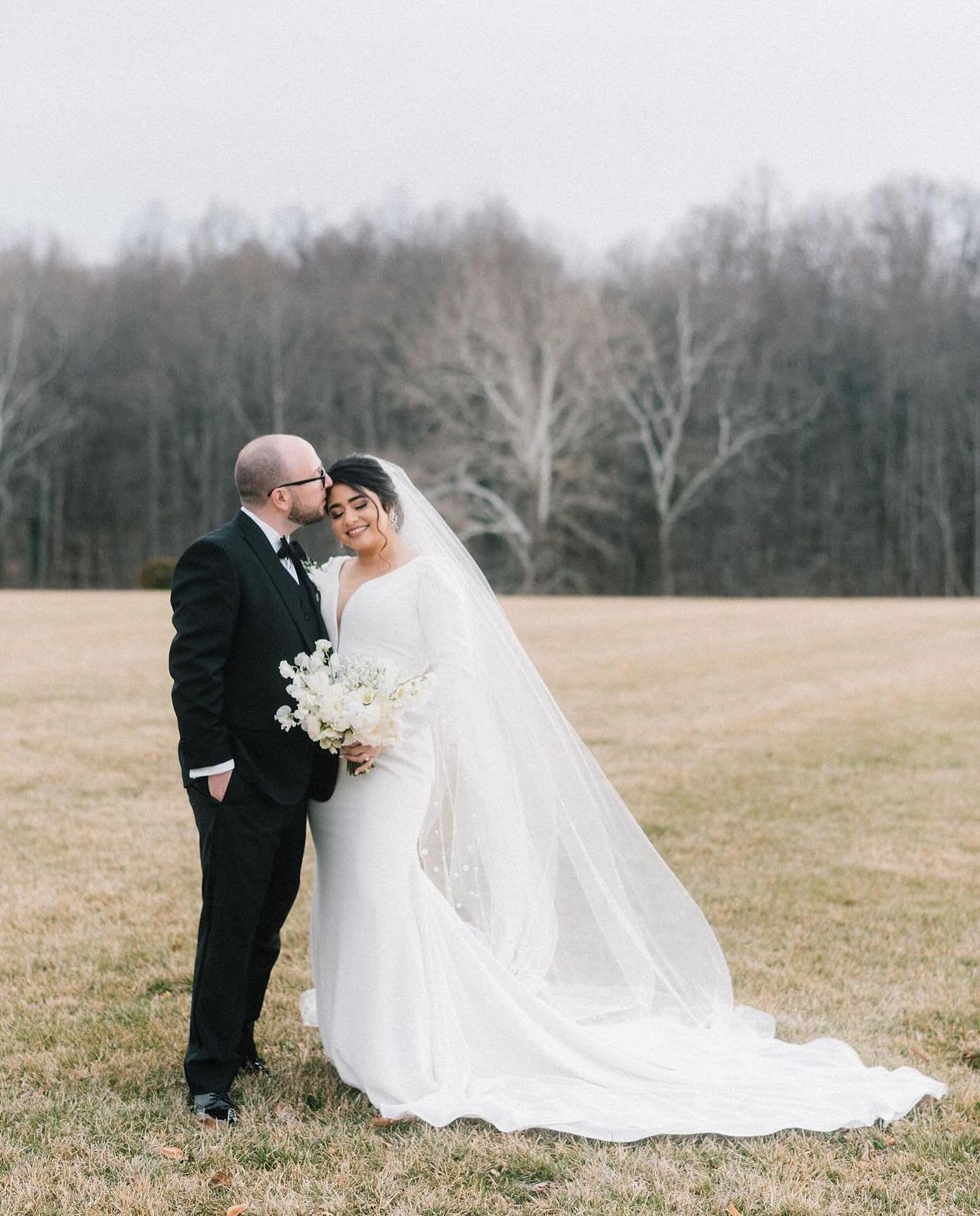 Andrea looks absolutely perfect in this @palomablancabridal from @urbansetbride 🤍🥂 

Photography @act_photo 
Planning @lanestewartevents 
Couple @richmondphotobooth and @rolweddings