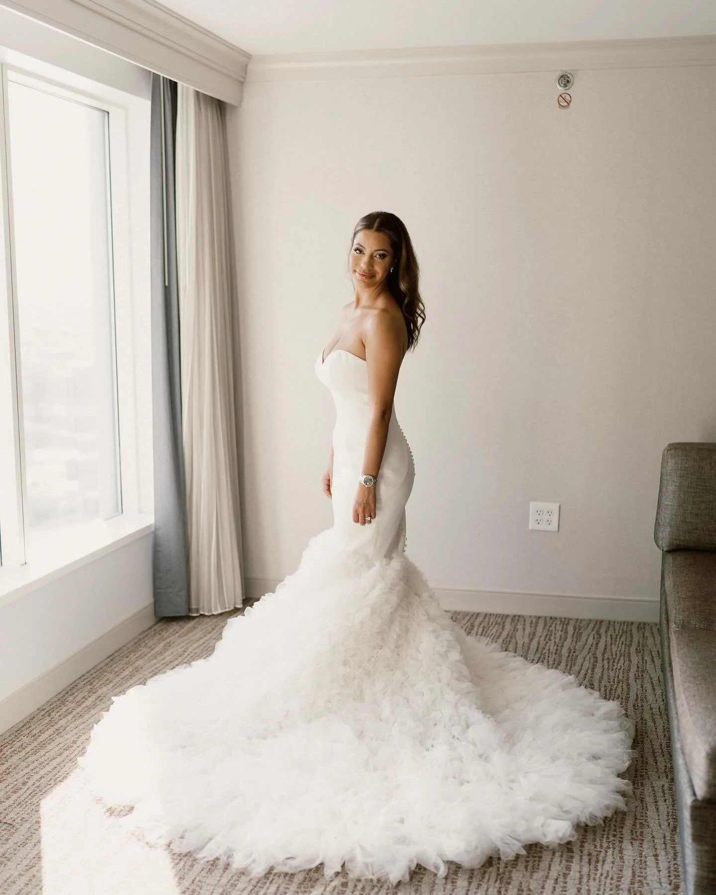 Kaya looks perfect in this @justinalexandersignature gown from @urbansetbride 🥂 

Captured by @morganhickeyphoto