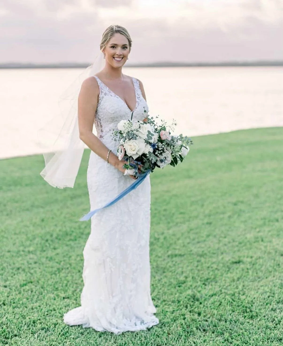 Nothing better than an Oceanside wedding! Didn&rsquo;t Lauren look perfect in her @urbansetbride gown by @bylillianwest? 

Photography by @marshallarts.photography 
Florals @katefiorefloral