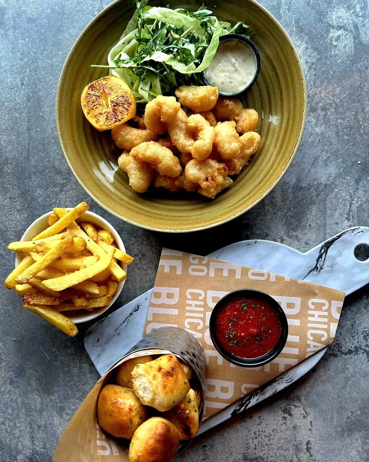 🍤 TRADITIONAL SCAMPI 🍤

Crispy scampi, tartare sauce, sea salt and garlic french fries 

🔥 HOT HONEY DOUGH BALLS 🔥

Tossed in fresh chilli and basil sauce, hot honey drizzle and spicy tomato sauce 🍯🌶

✨️ SPECIALS AVAILABLE NOW FROM #bluechicago