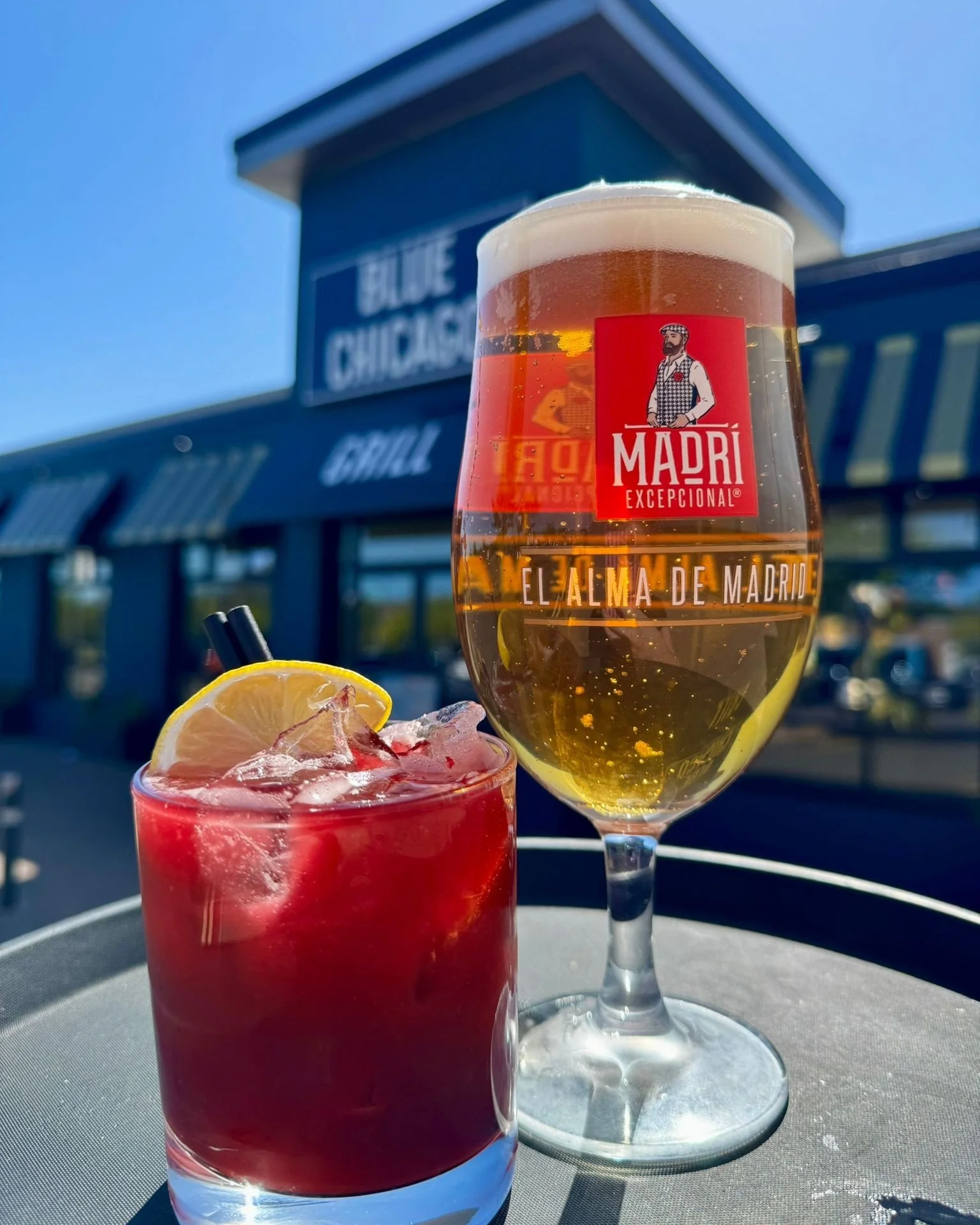 🌞🌞🌞

Sun's out only means one thing 😉

Full selection of beer and cocktails on our menu at #bluechicago 🍻🍸🍹

Treat yourself with a wee midweek tipple 👌

Open every day from 12-LATE 

02890 482771 

#beer #cocktails #cocktailsofinstagram 
 #fo