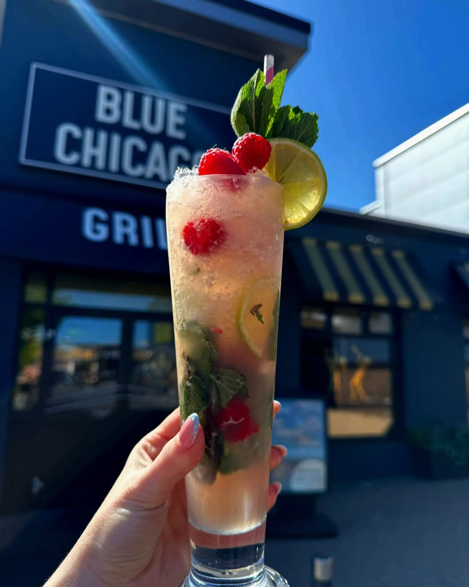 💚 RASPBERRY MOJITO 💚

Bacardi, mojito mix, raspberry puree, and lime juice served with fresh mint over ice 🌞👌

The sun is sticking around so it would be rude not to enjoy your favourite cocktail at #bluechicago this weekend 😉

Open from 12pm eve