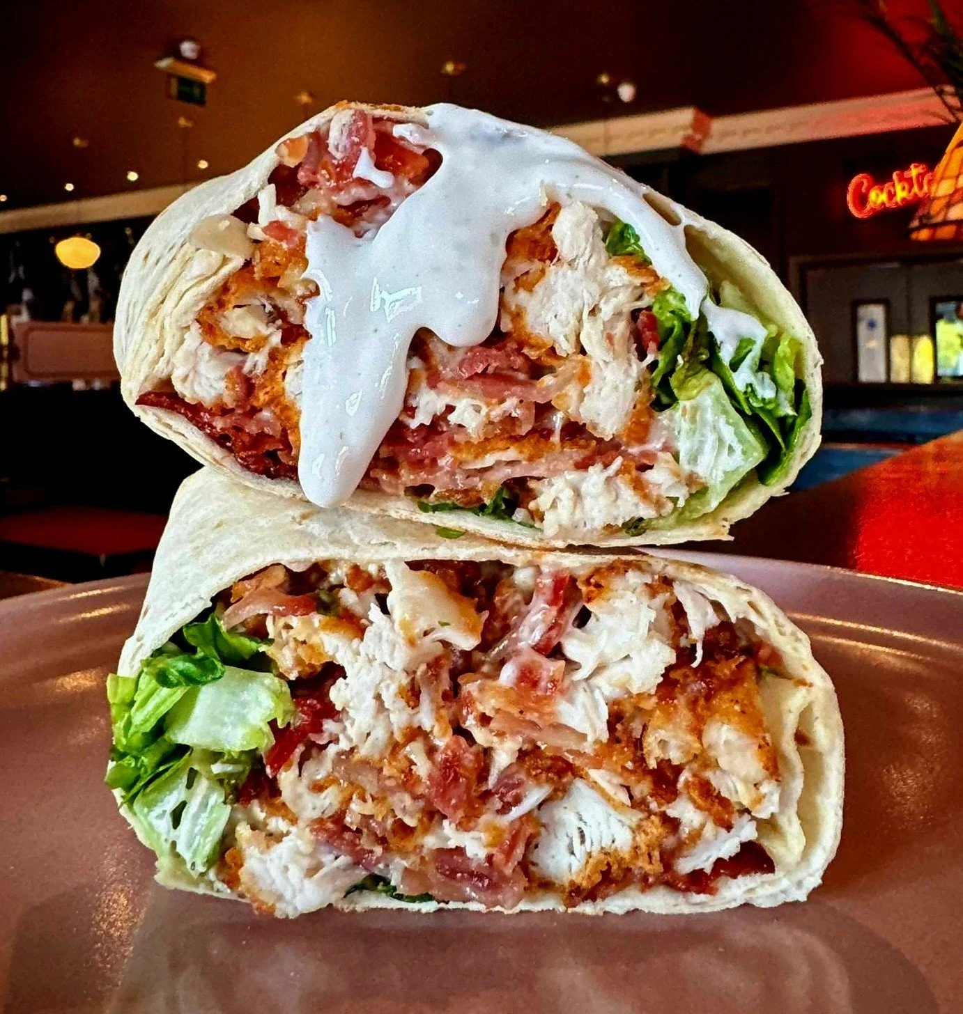 🔥 FRIED CHICKEN WRAP 🔥

Fried chicken, lettuce, red onion, ranch dressing, parmesan  and bacon wrapped in a soft tortilla and served with french fries 🤤

Is there anything better than a great #chickenwrap and chips??

Available now from #bluechica
