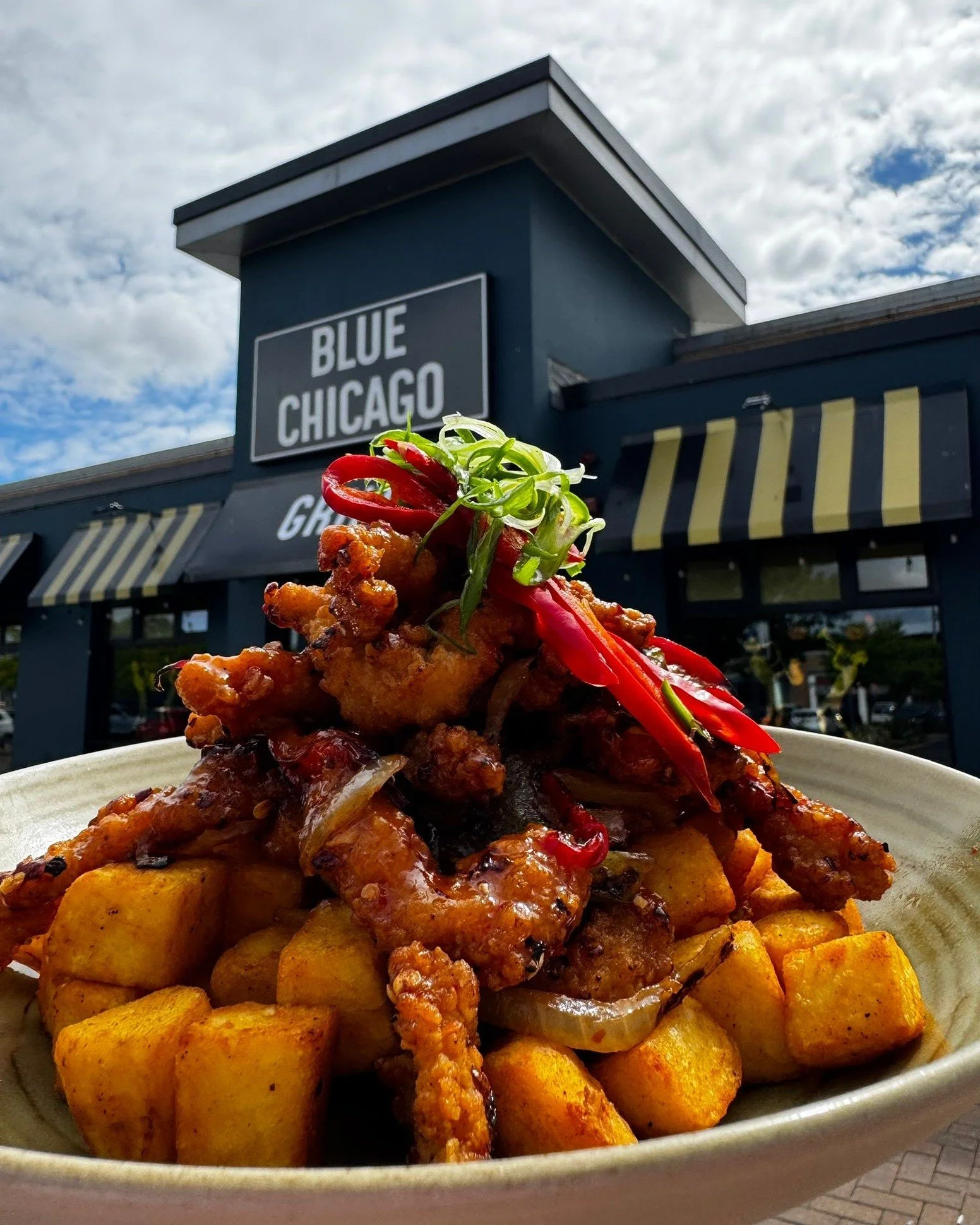 🌶 SPICE BAG STACK 🌶

Salt and chilli shredded chicken, spring onion,  chilli's, peppers, onions, and curry sauce stacked in garlic potatoes 🤤🤤

✨️ A seriously delicious special available now from #bluechicago ✨️

Limited availability so don't han