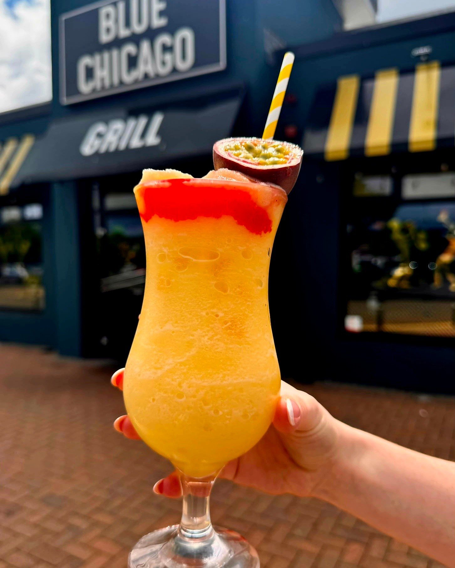 💜💛 PASSIONFRUIT DAIQUIRI 💛💜

Bacardi, passionfruit puree, strawberry puree, lemon juice, served with fresh passionfruit 👌

✨️ NEW COCKTAIL SPECIAL AVAILABLE NOW FROM #BLUECHICAGO ✨️

💜💛💜💛

OPEN FROM 12-LATE EVERY DAY 

#daquiri #passionfruit