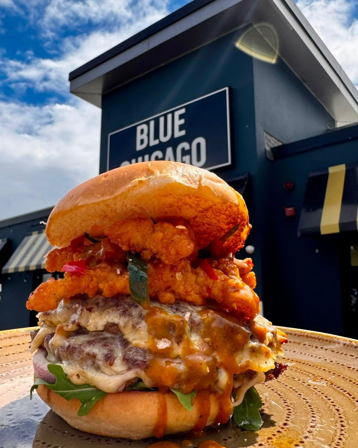 🌶 SPICE BAG BURGER 🌶

Double beef burger, spice bag crispy chicken, curry sauce, spring onion, fresh chilli, served with salt and chilli seasoned fries 🤤🤤

WHO DOESN'T LOVE A SPICE BAG??!!

✨️ HOT NEW BURGER SPECIAL AVAILABLE NOW FROM #BLUECHICAG