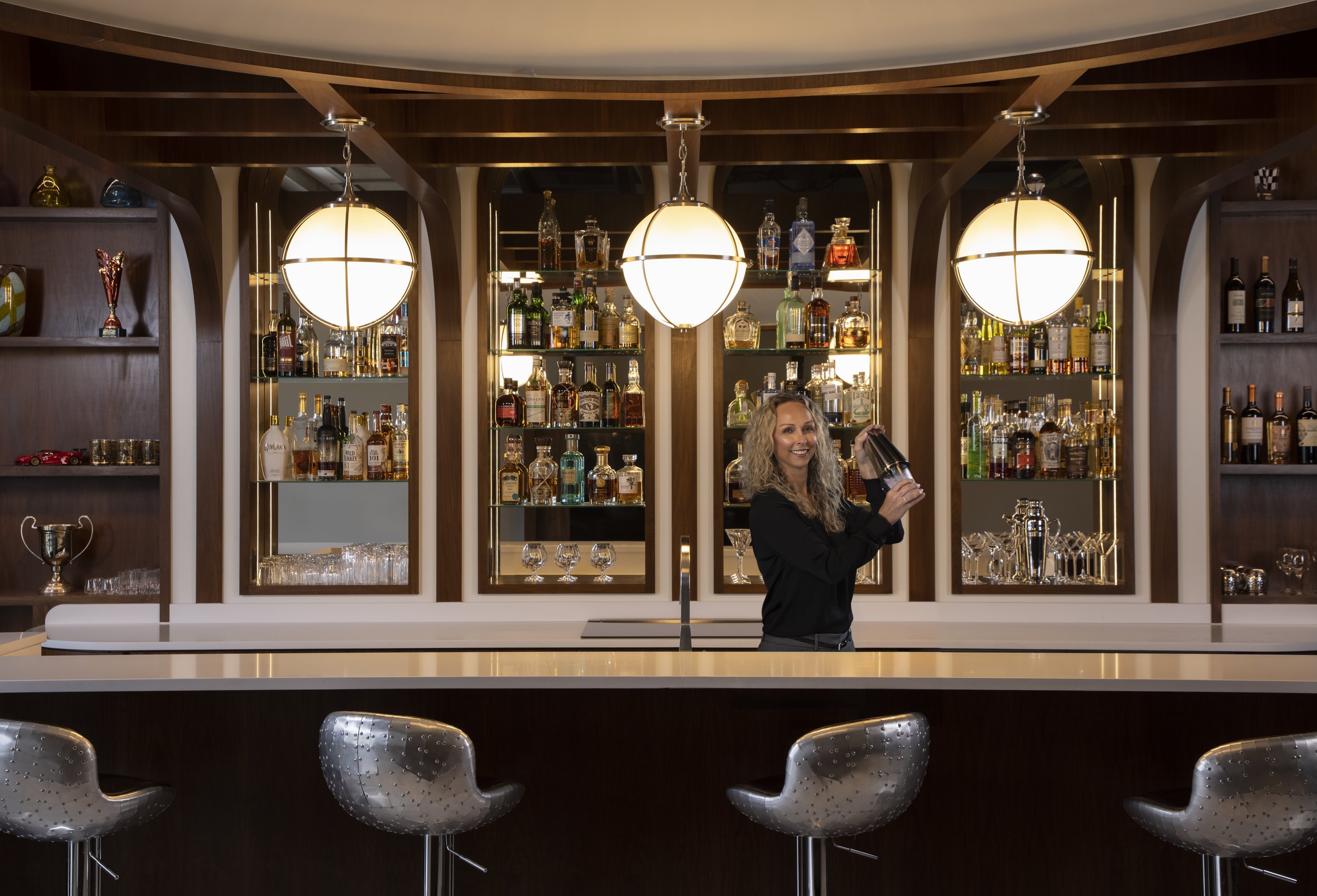 Bar w_Sharla.jpg