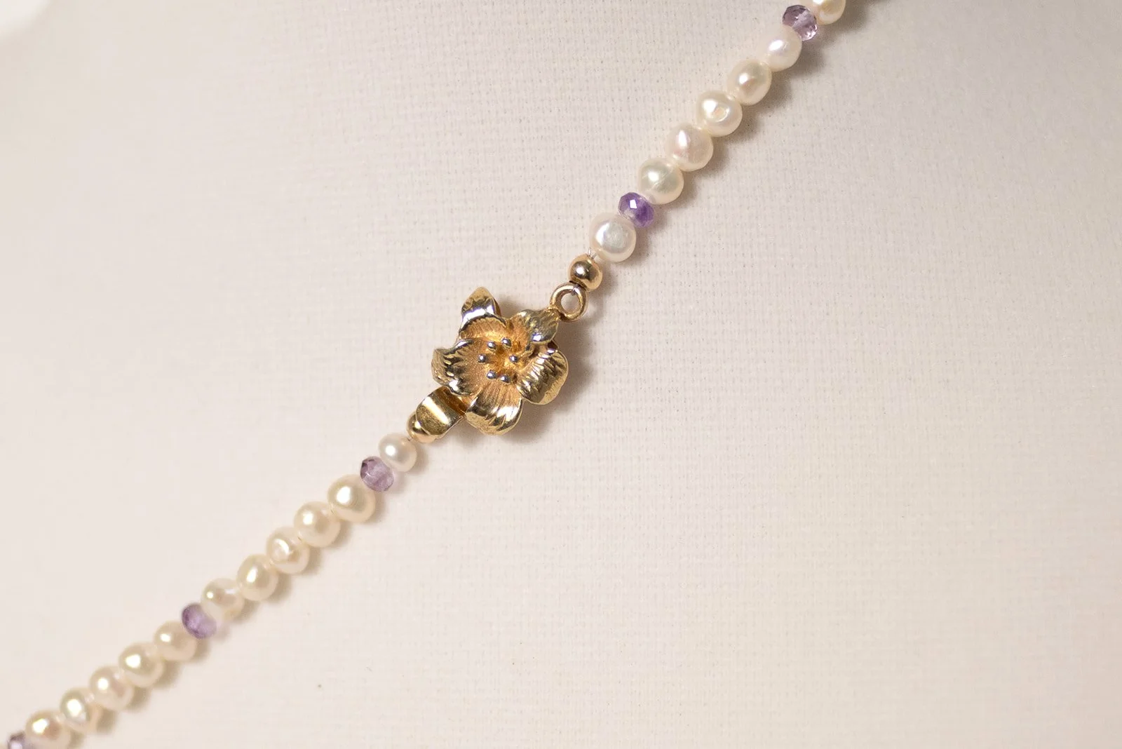 Pearl necklace with gold flower pendant and purple gemstone, elegant Hawaiian gemstone jewelry. bridal jewelry
