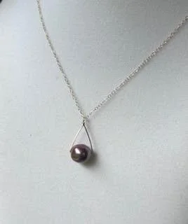 Bronze-pink hued Edison pearl