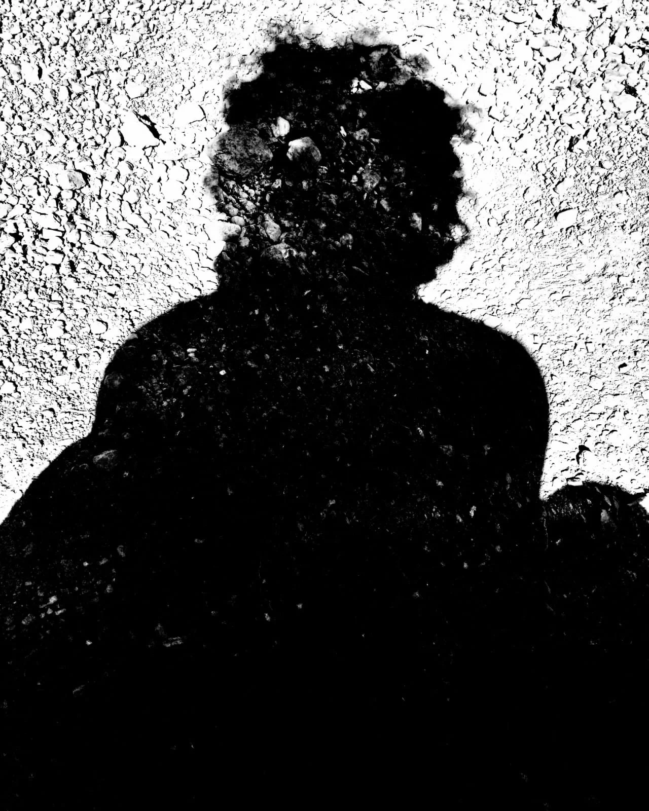 Silhouette d'une personne, son ombre projetée au sol