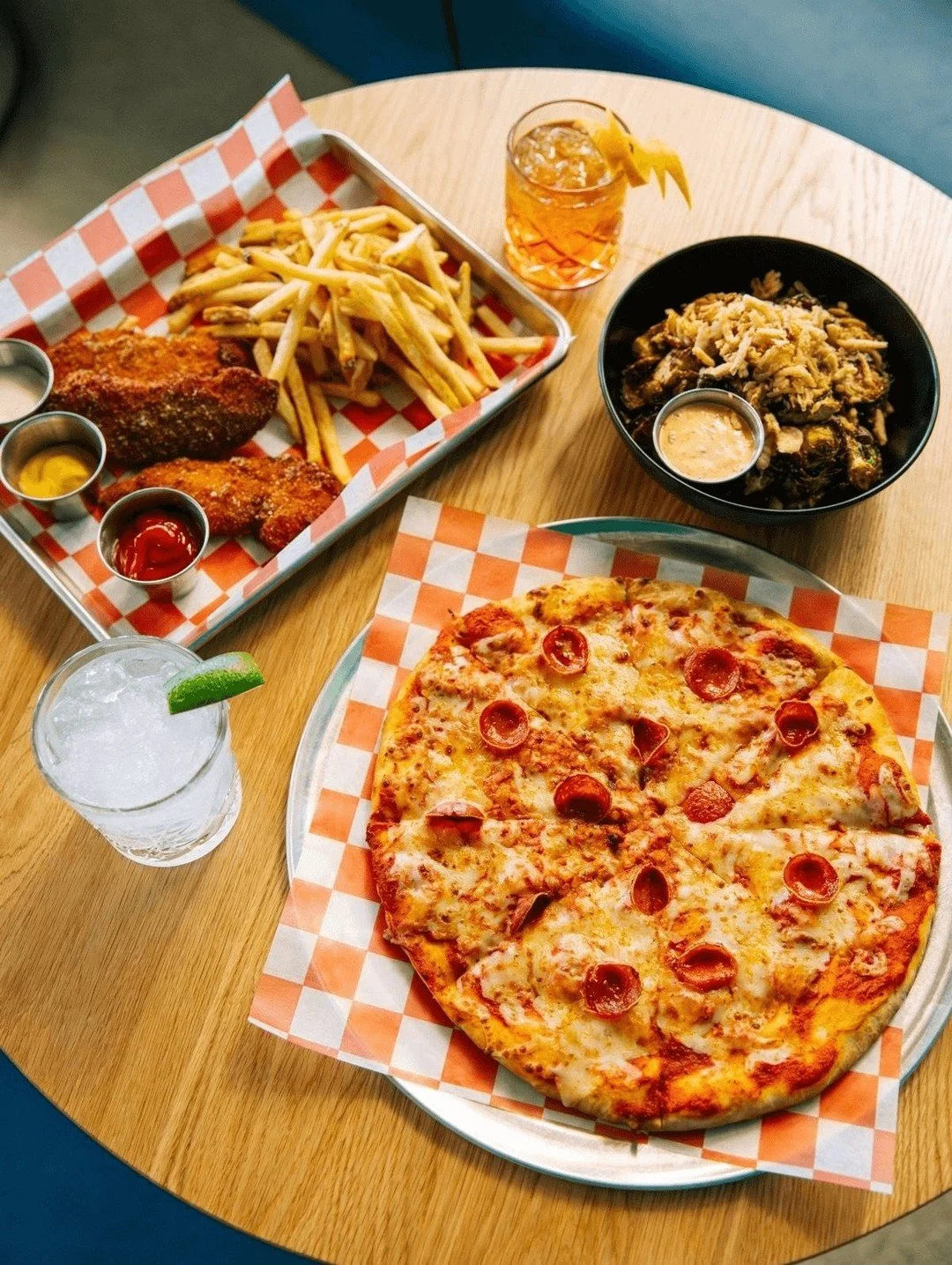 Join us for happy hour!
Daily 3-6PM |  All Day Sunday
$2 off beers, $7 classic cocktails, $7 wine, and shareable apps starting at just $8. Plus, our Dink &amp; Drink Open Play is just $5 Monday through Friday from 4-6pm.