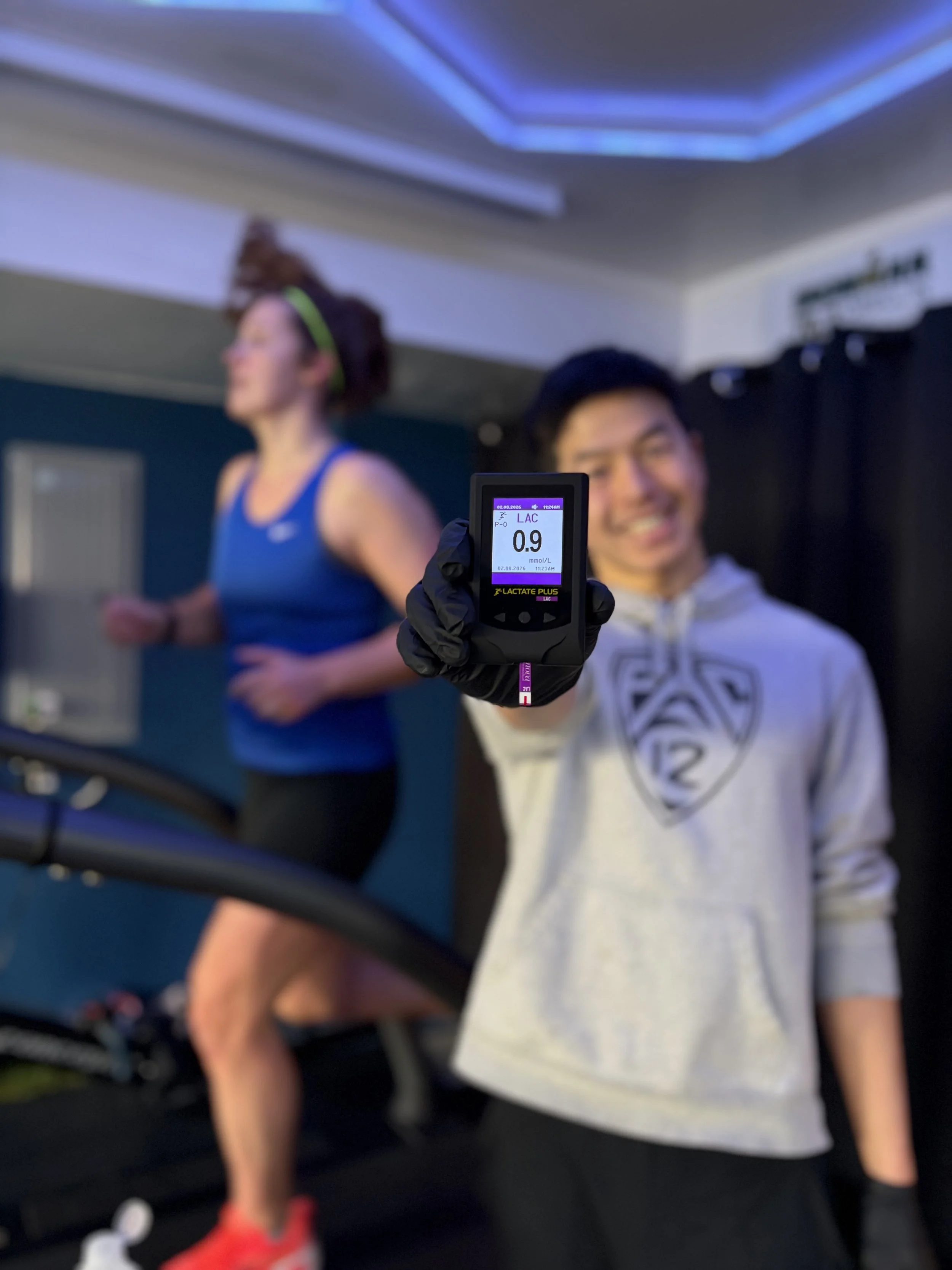 Person holding a lactate meter showing a lactate level of 0.9 mmol/L. Lactate testing available for athletes in the Portland. area: Tualatin, Lake Oswego, Tigard, West Linn, Beaverton