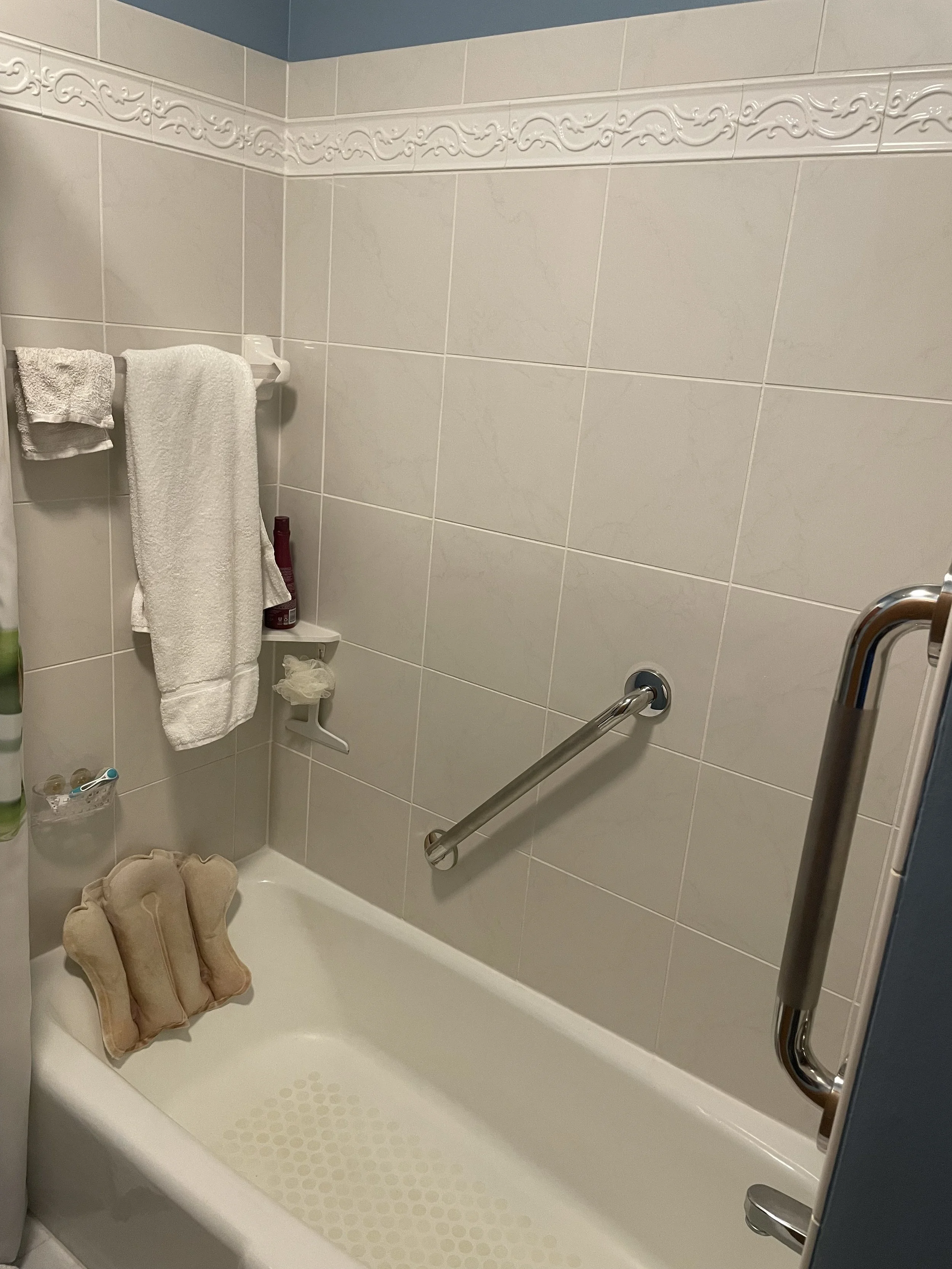 Angled grab bar in bathtub for stability while bathing