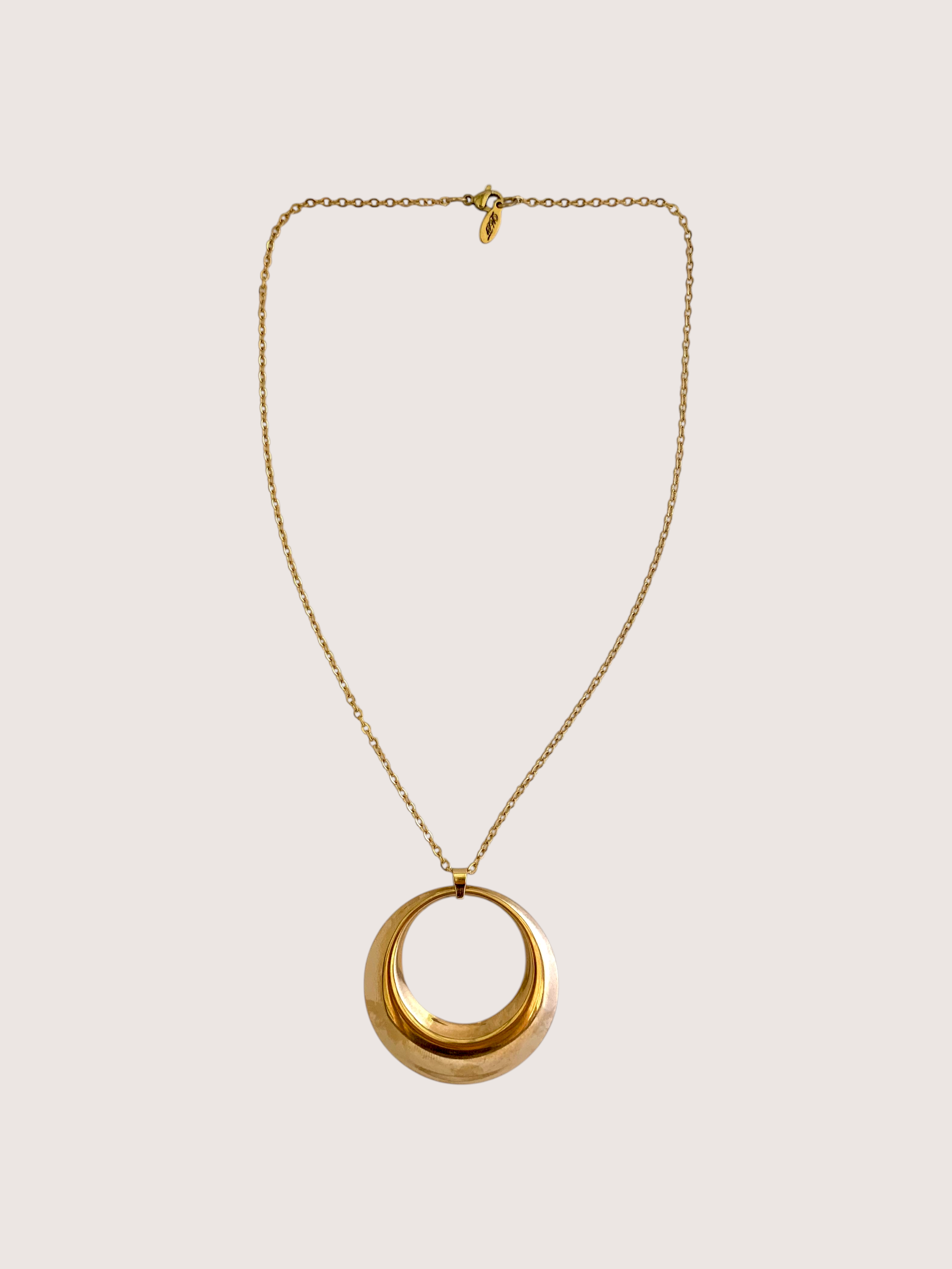 daphne gold chain.png