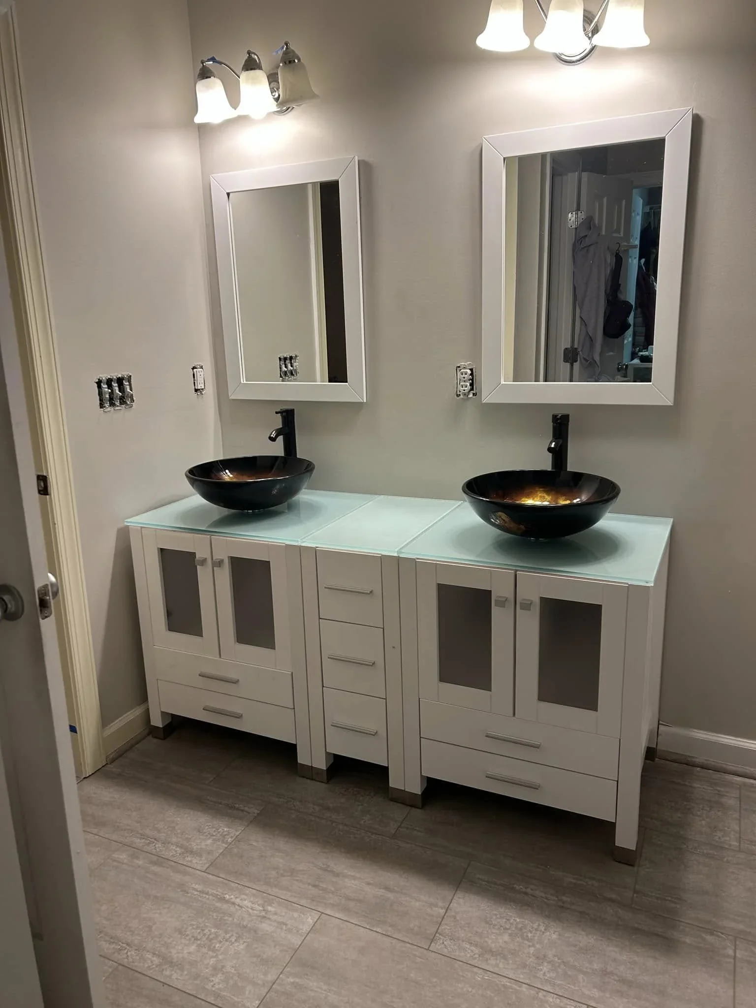 Oranssi carpenter using bench saw