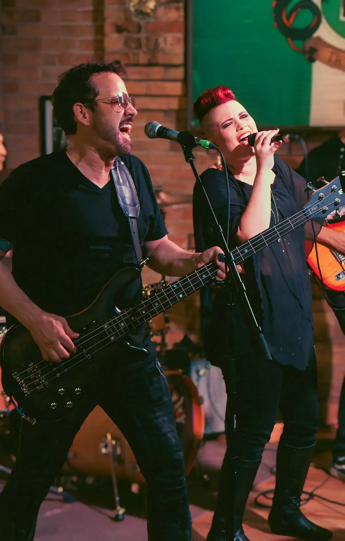 Thee Bad Romantics Portland's premier corporate event cover band.