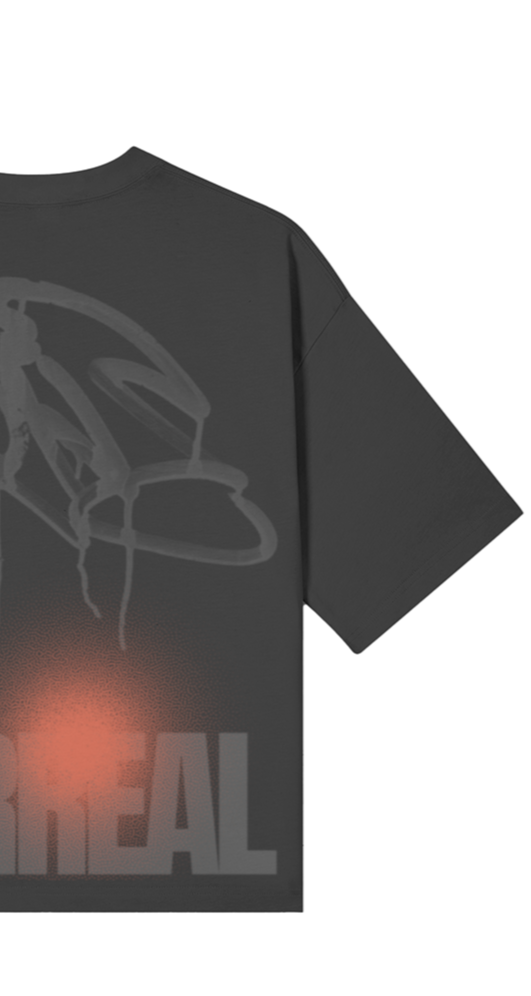 Schwarzes T-Shirt mit grafischem Design eines Motorrads und dem Text 'REAL' in großen Buchstaben.