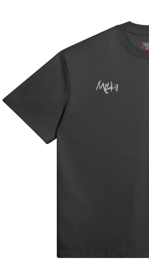 Schwarzes T-Shirt mit grauem Logo auf der linken Brustseite.