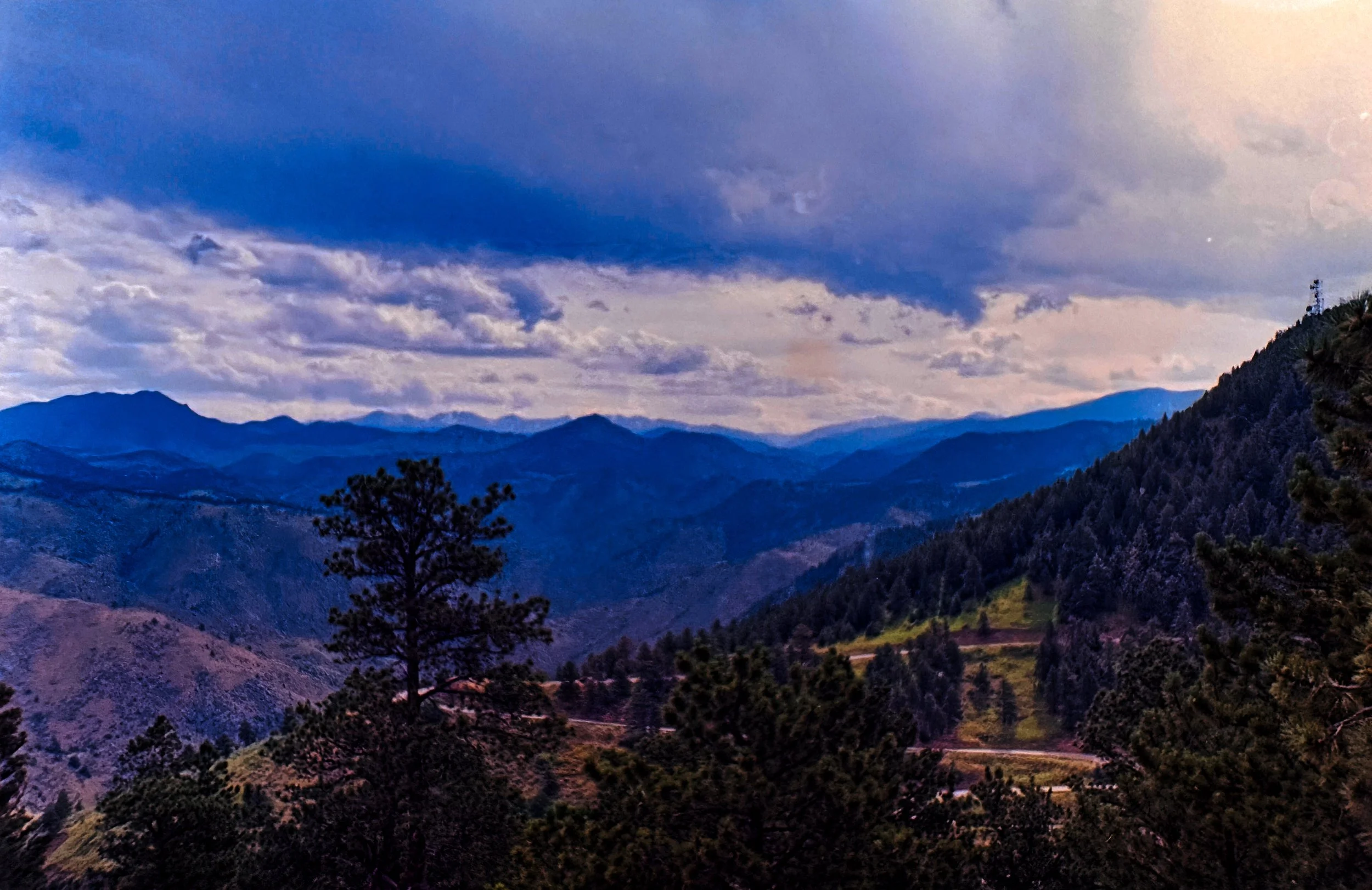 Lookout Mountain
Zeiss Ikon Ikonta 523/2
Film: Kodak Ektar
Speed: 100
Size: 120
Format: 6x9