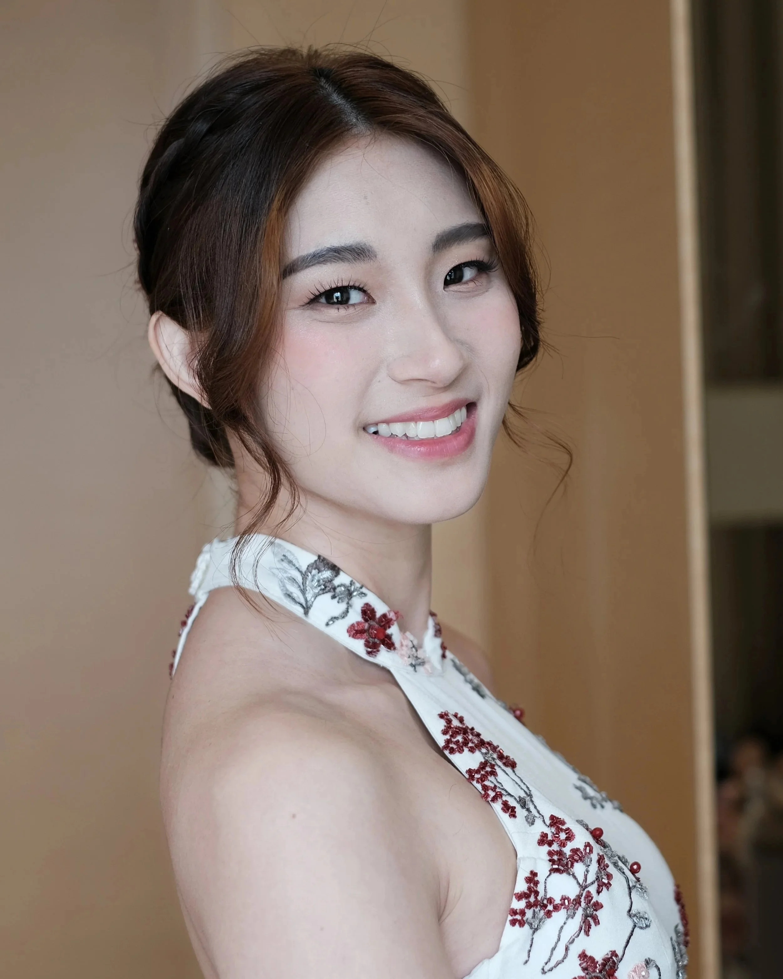 Natural Makeup & Classic Updo Singapore
Achieve effortless elegance with our natural bridal makeup and classic updo in Singapore. Designed to enhance your features with soft, radiant makeup and timeless hairstyles, this look is perfect for weddings, 