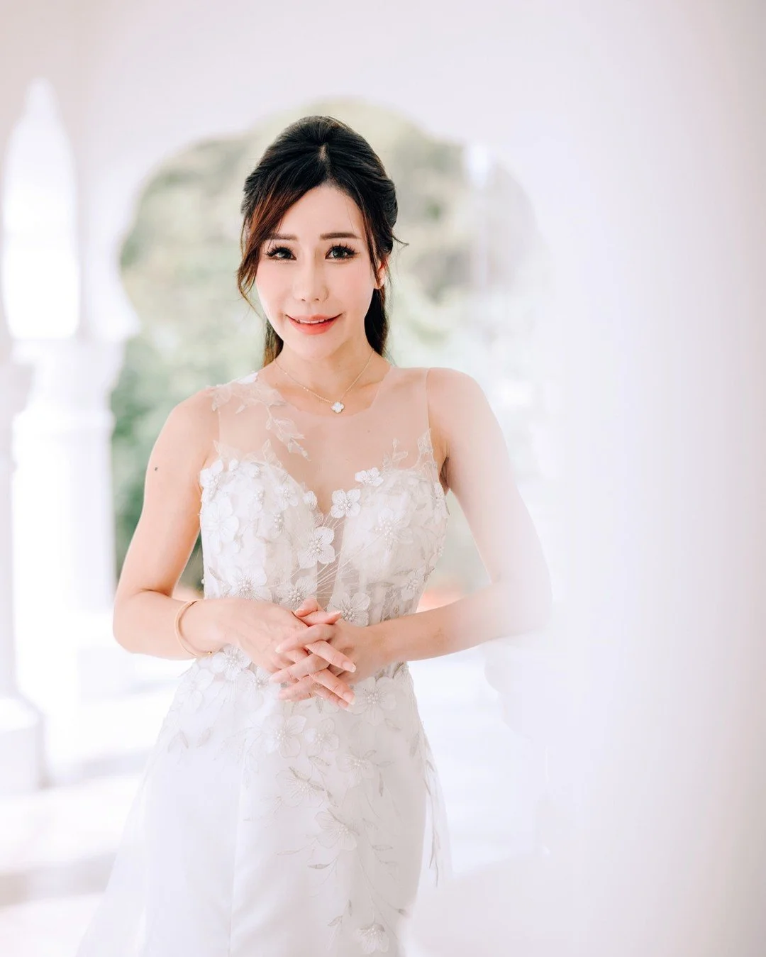 Min 
Makeup &amp; Hair :@em_elitemakeupartistsinc @elitemakeupartistsinc Photography by @alphasnowphotography
Gowns @glistencouture_sg
Our job as a mua is to bring out your best features in you. 
&ldquo;Every bride/client needs and deserves perfectio