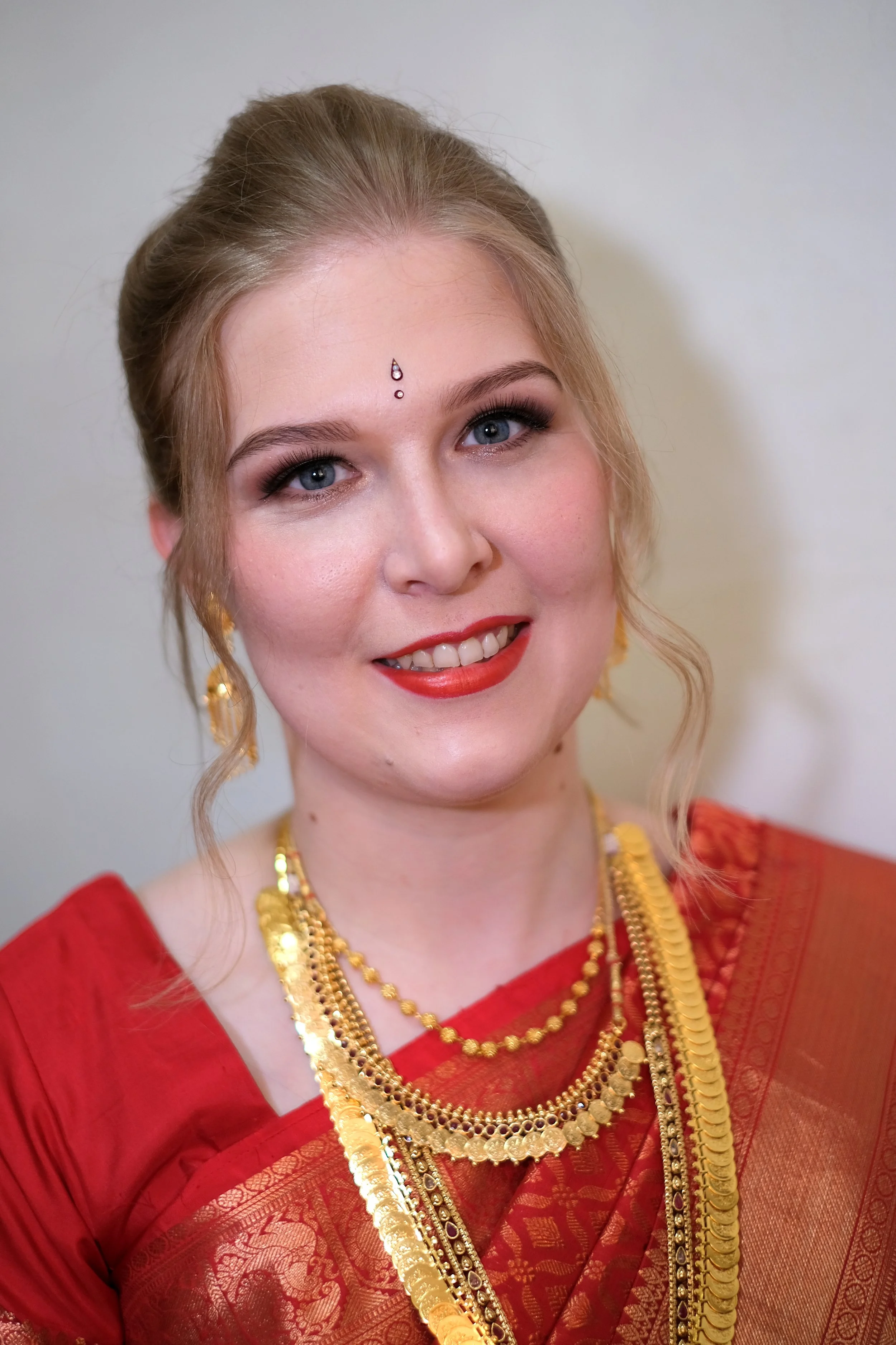 Glam Wedding Makeup
Dramatic and glamorous makeup with bold eyes, long lashes, and rich lip color, ideal for brides seeking a standout wedding look.