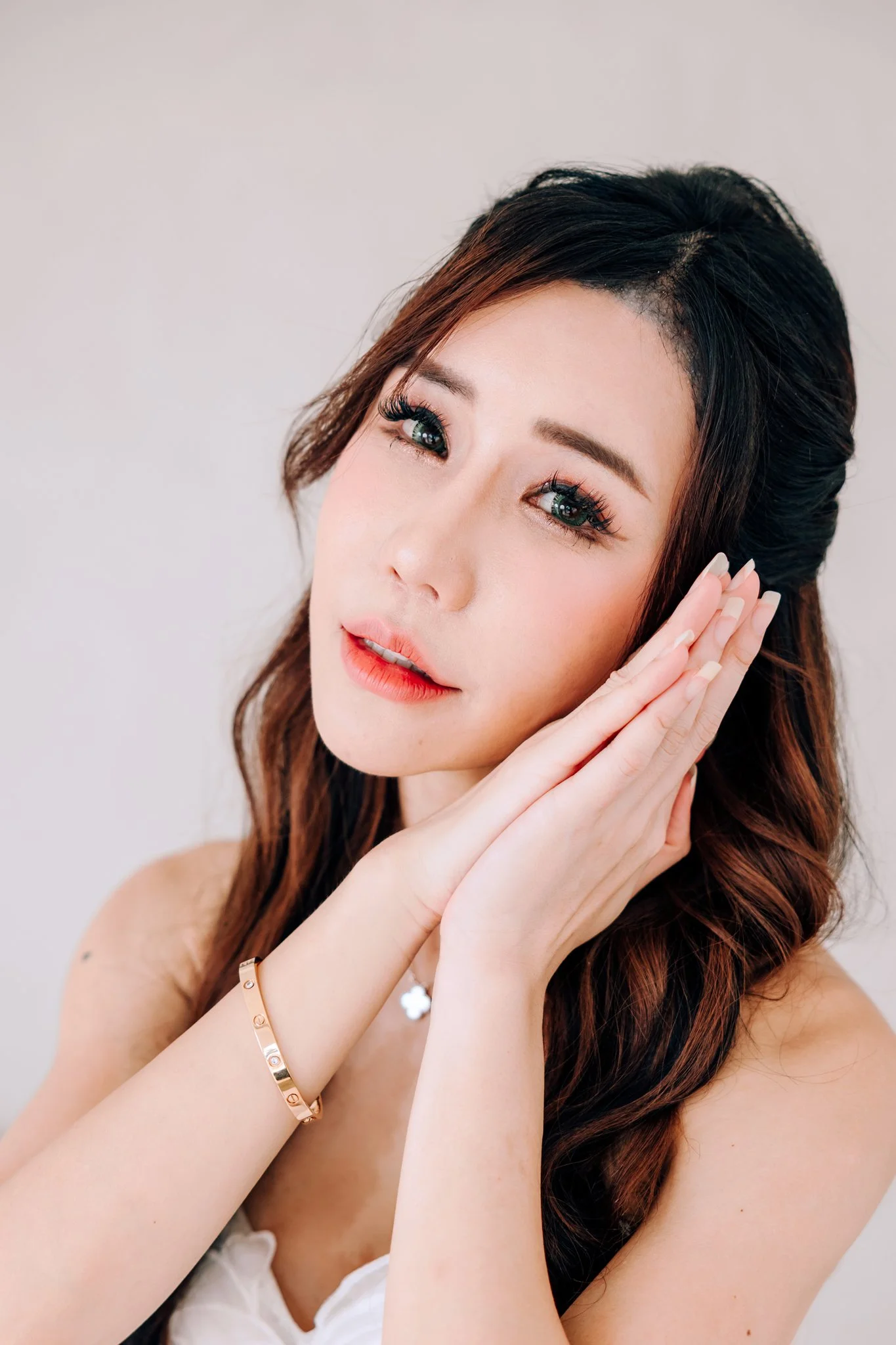 Timeless Bridal Makeup & Hair Singapore
Create an elegant, classic, and unforgettable look with our timeless bridal makeup and hair in Singapore. From flawless, radiant skin to sophisticated hairstyles, our expert artists craft looks that enhance you