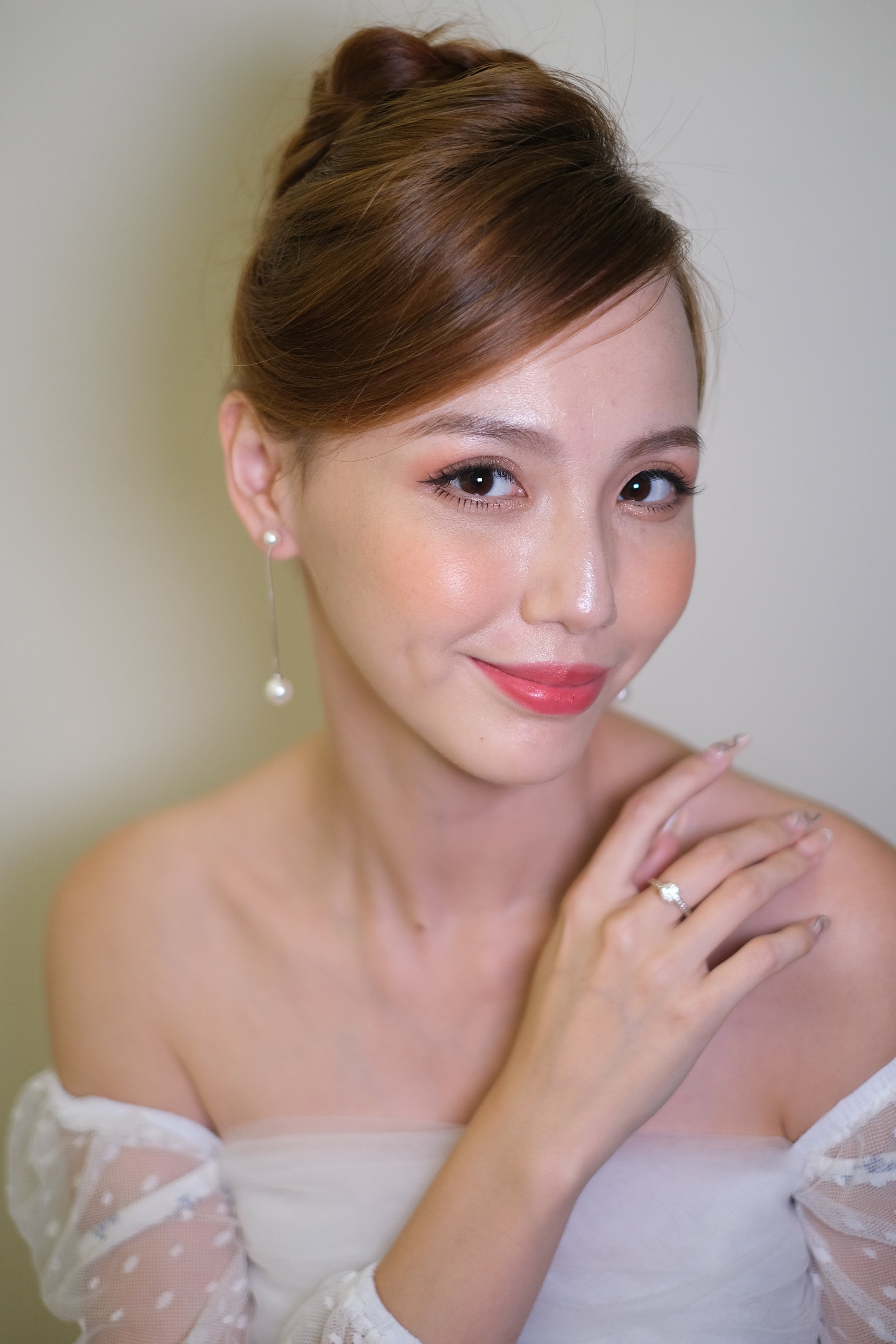 Romantic Glow Bridal Look
Glowing bridal makeup with warm highlights and dewy skin, enhancing the bride’s natural features for her special day.