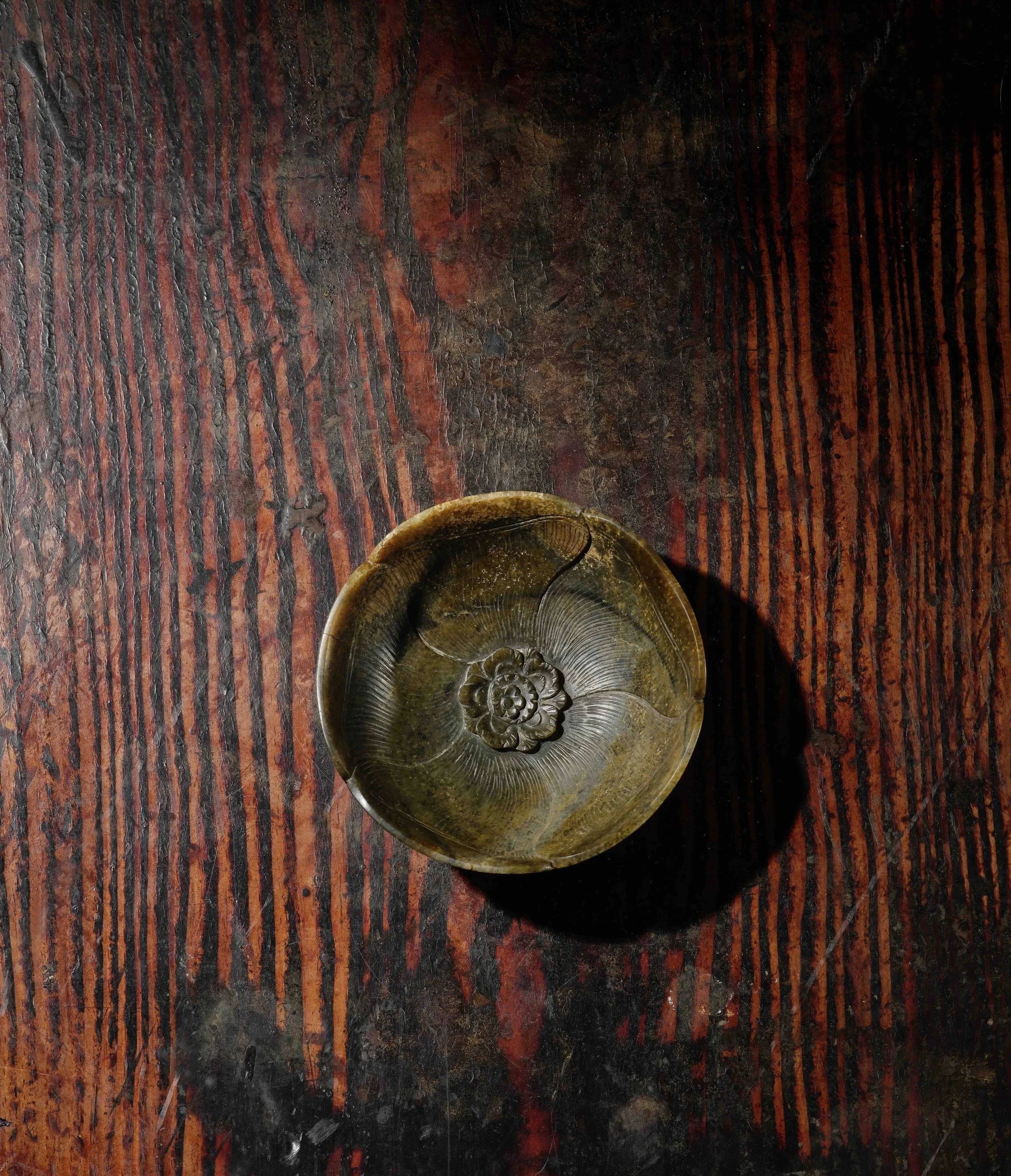 A grey and russet jade cinquefoil plum blossom cup
China: Song dynasty (960–1279)