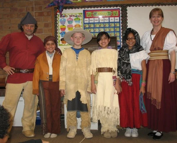 Mountain Man trunk show program with students at a school.