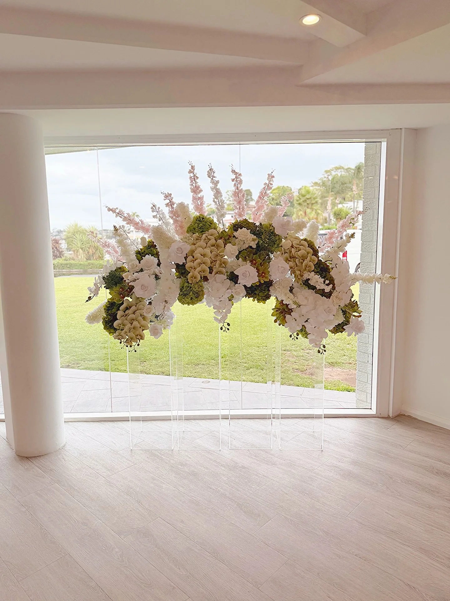 Floating florals are having a moment ✨

Created for a very special 70th birthday celebration, this suspended floral installation was designed across clear plinths to create the illusion of a floating garden. Soft whites, delicate blooms and lush gree