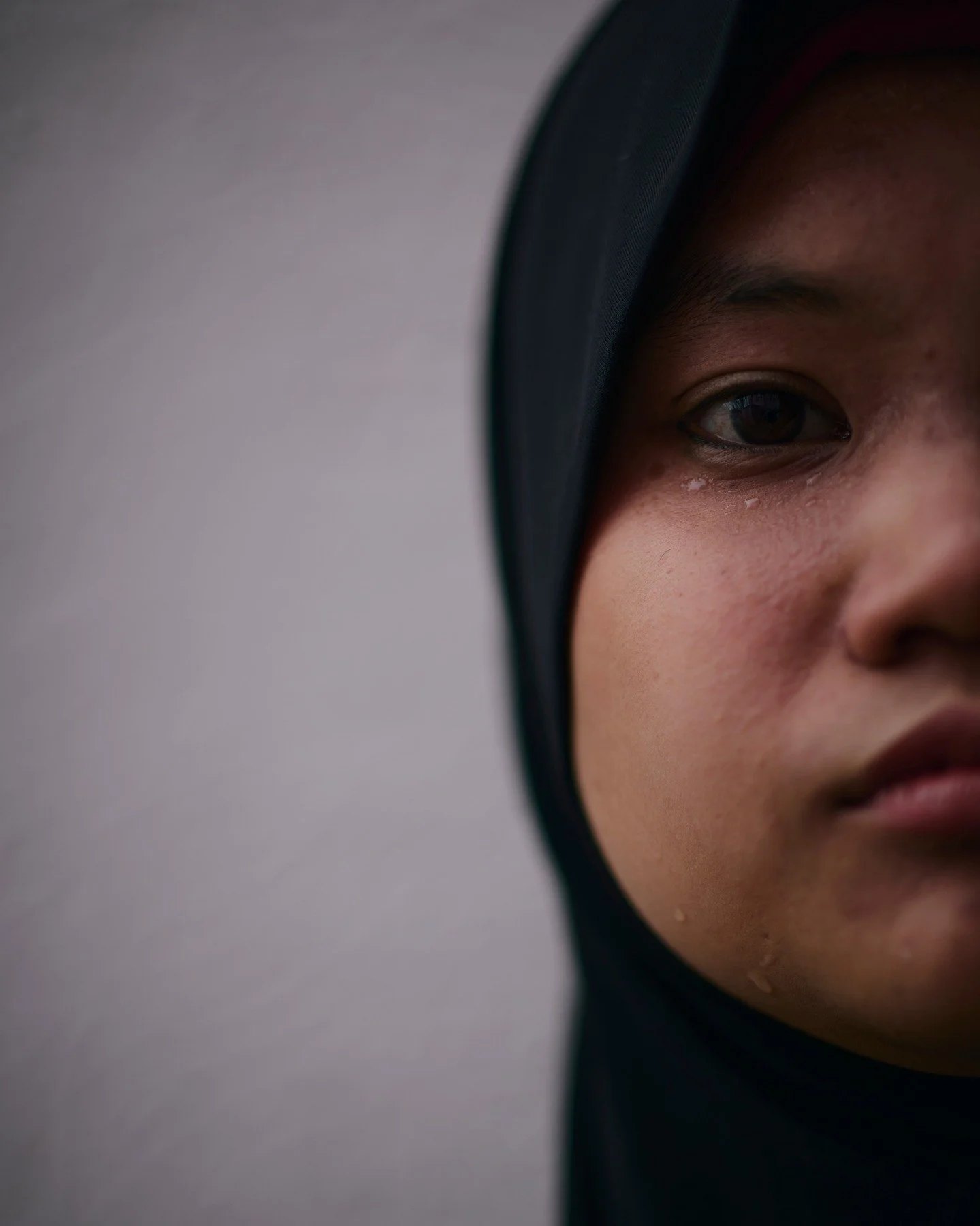 Maryam ibnat ʿImrān - Untitled. This photo shows the steadfastness inherent in the Palestinian people, especially the women who are the strength behind their communities. 

#palestine #freepalestine #mothersofpalestine #steadfastness #maryamibnatimr